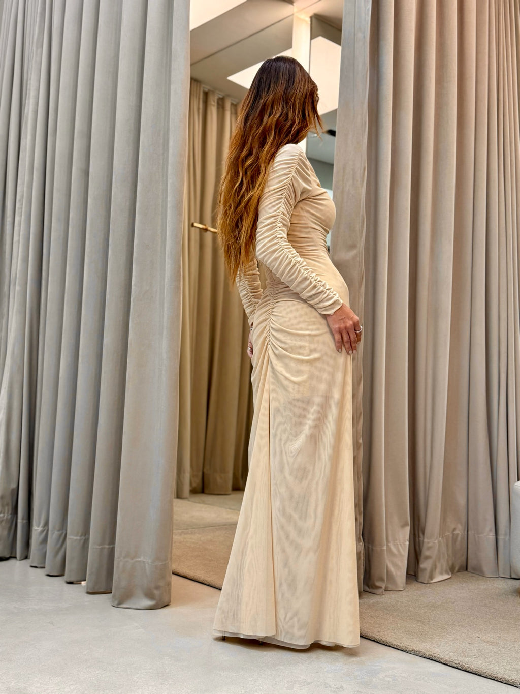 Vestido Longo Franzido Em Tule Manga Longa