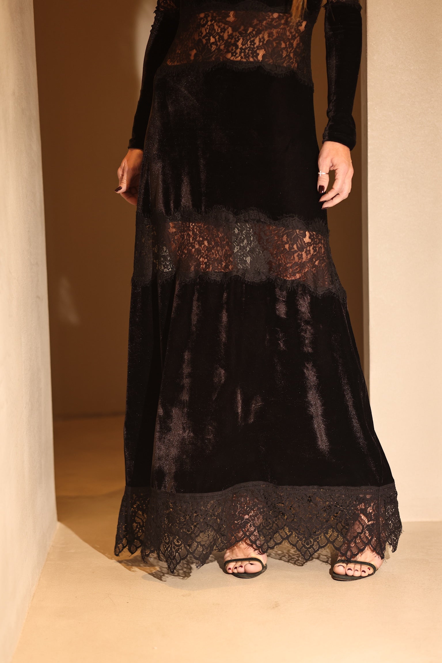 Vestido Veludo Manga Longa Com Detalhes Em Renda
