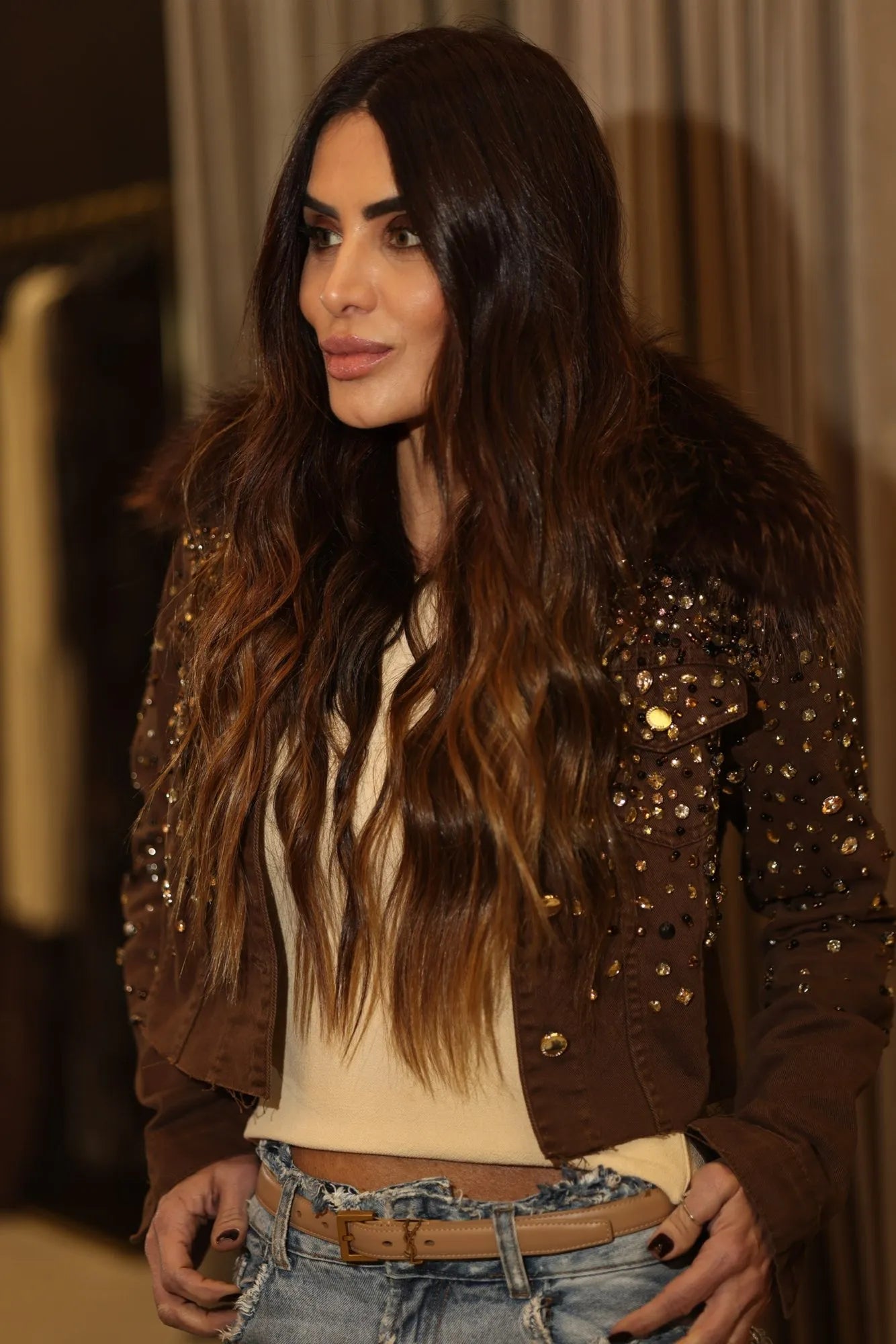 Jaqueta jeans brown bordada à mão com gola de pelo