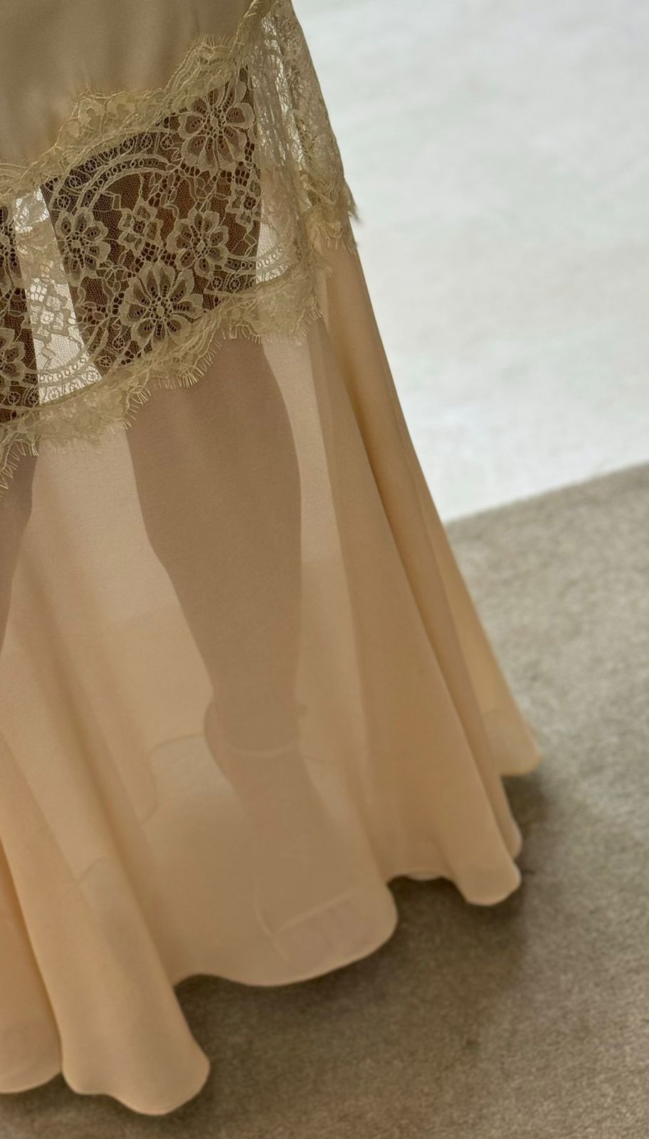 Vestido De Cetim Com Entremeios Em Renda