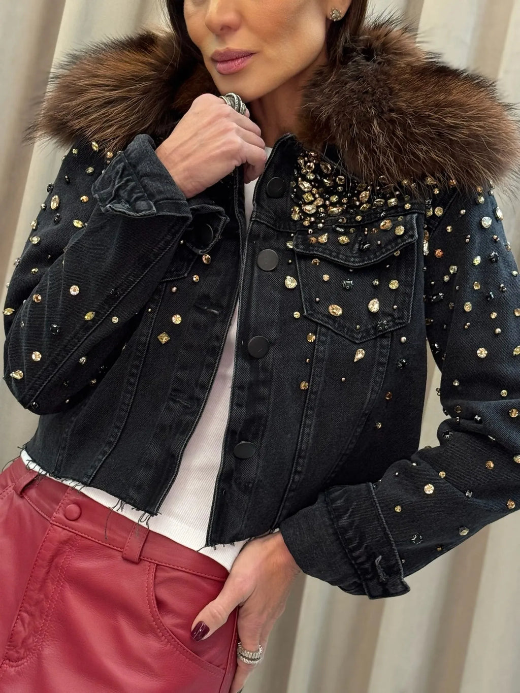 Jaqueta jeans black com gola de pelo e bordado à mão