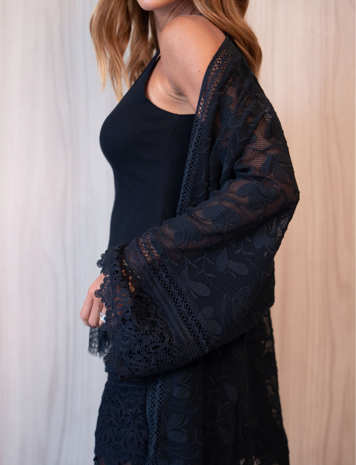 Conjunto Kimono e Calça com Saia Sobreposta  em Tela  de Guipuir Bordado