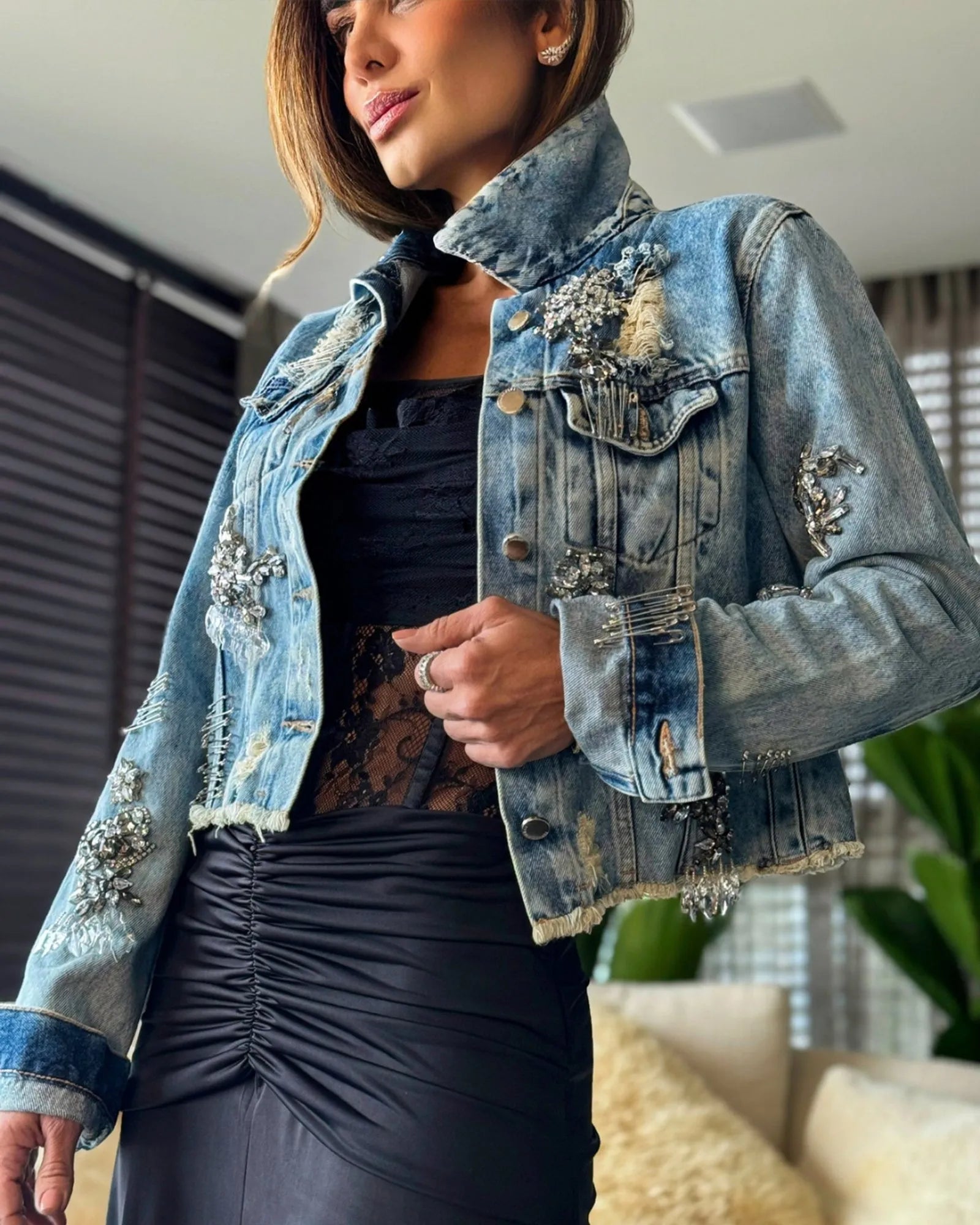 Jaqueta Com Aplicações Em Pedraria E Alfinetes