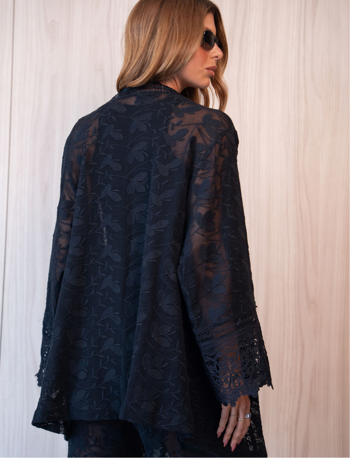 Conjunto Kimono e Calça com Saia Sobreposta  em Tela  de Guipuir Bordado
