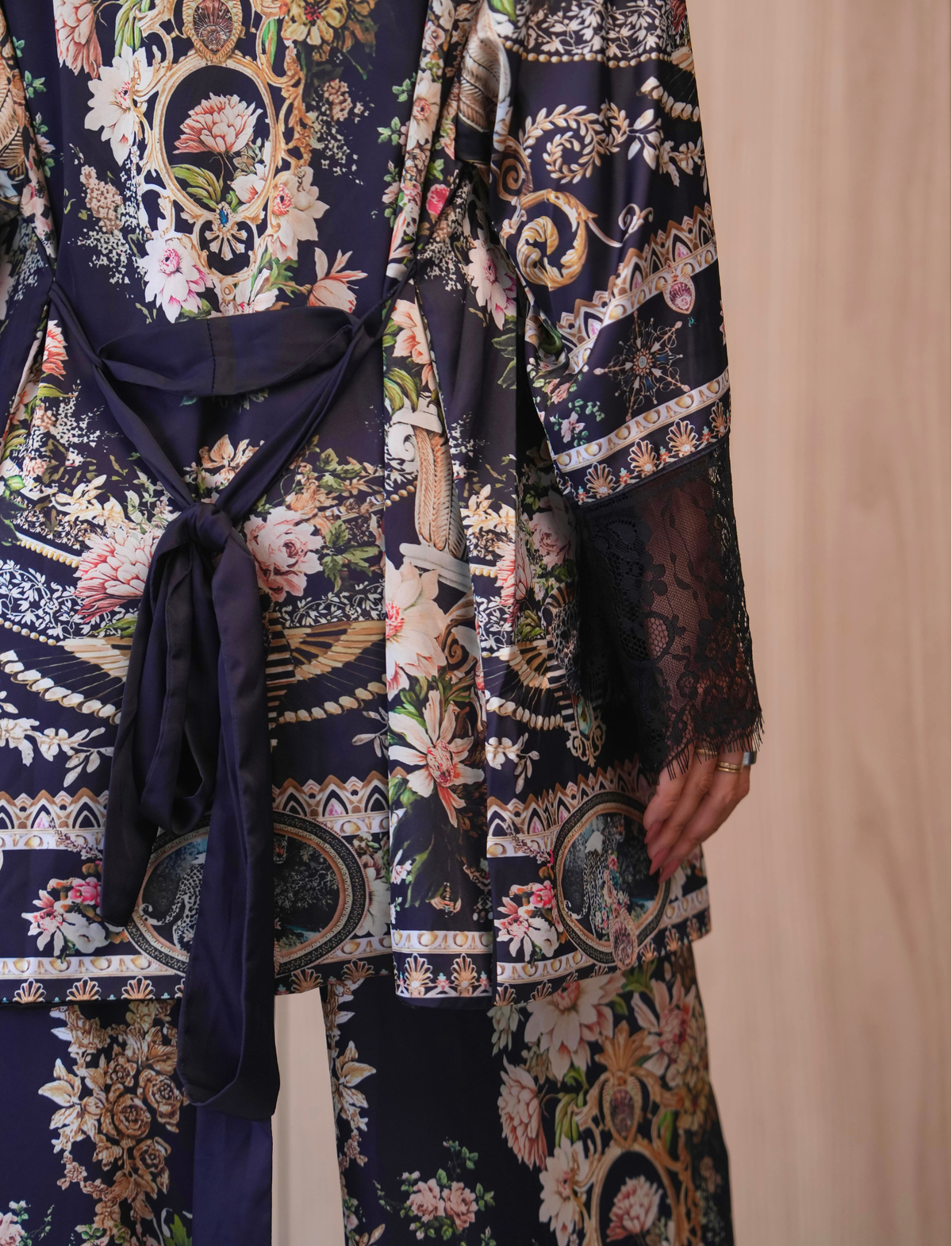 Conjunto Calça e Kimono com Barrado em Renda e Estampa Exclusiva