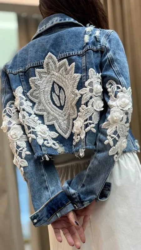 Jaqueta Bordada Com Mandala E Flores Brancas