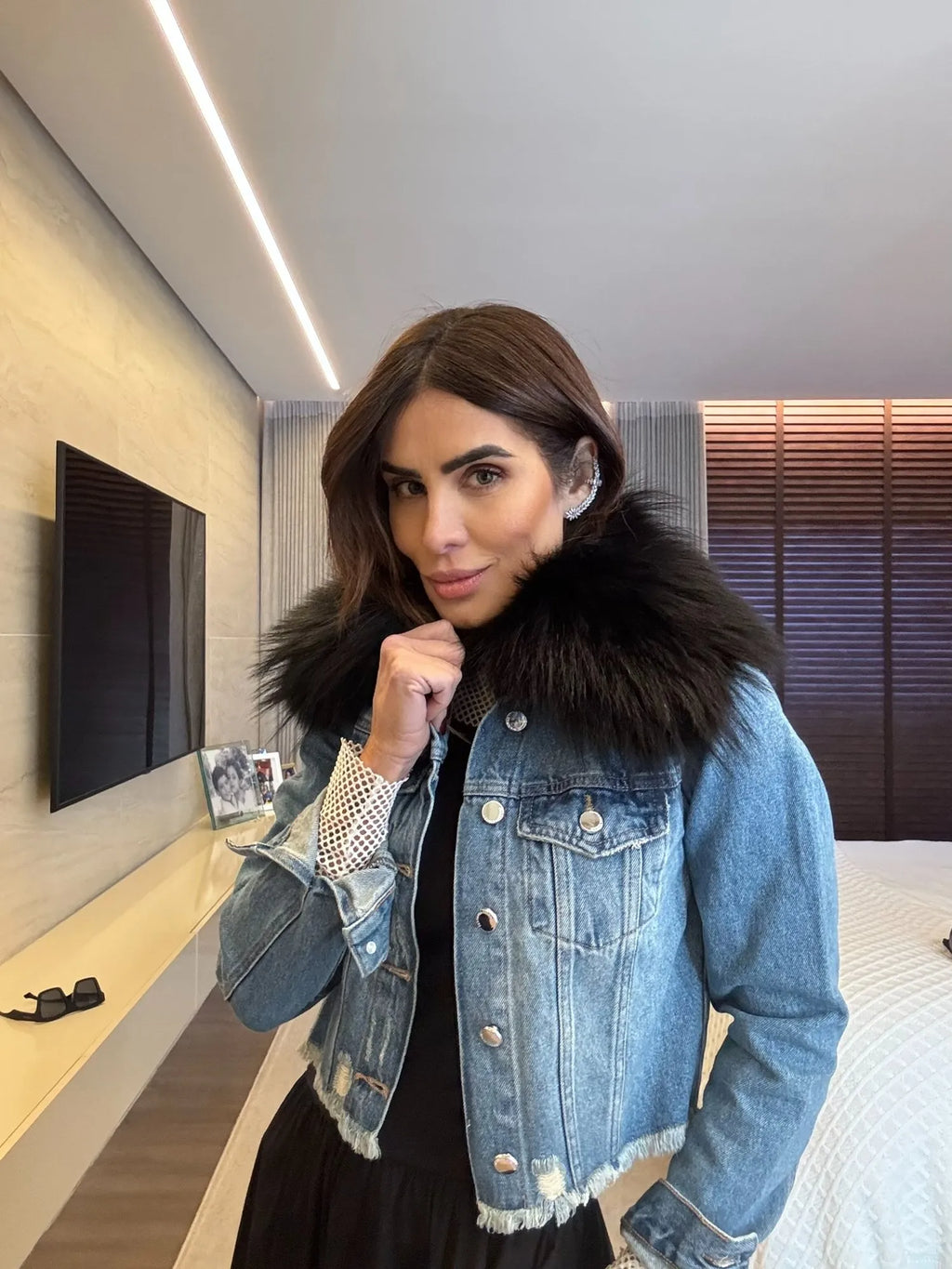 Jaqueta jeans com gola em pelo