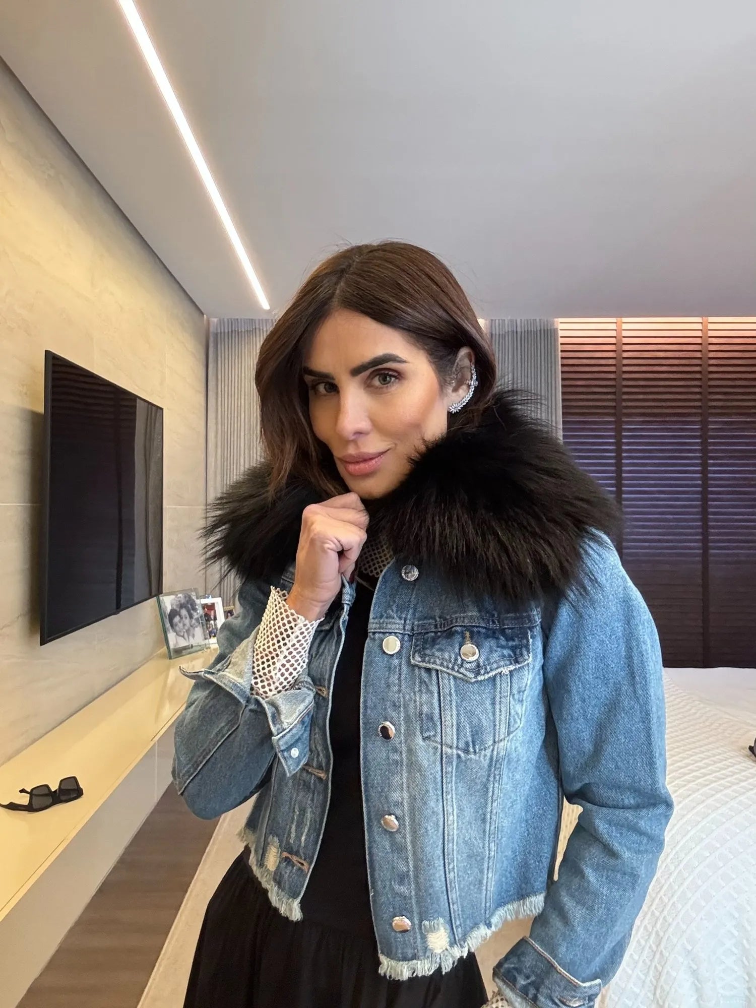 Jaqueta jeans com gola em pelo