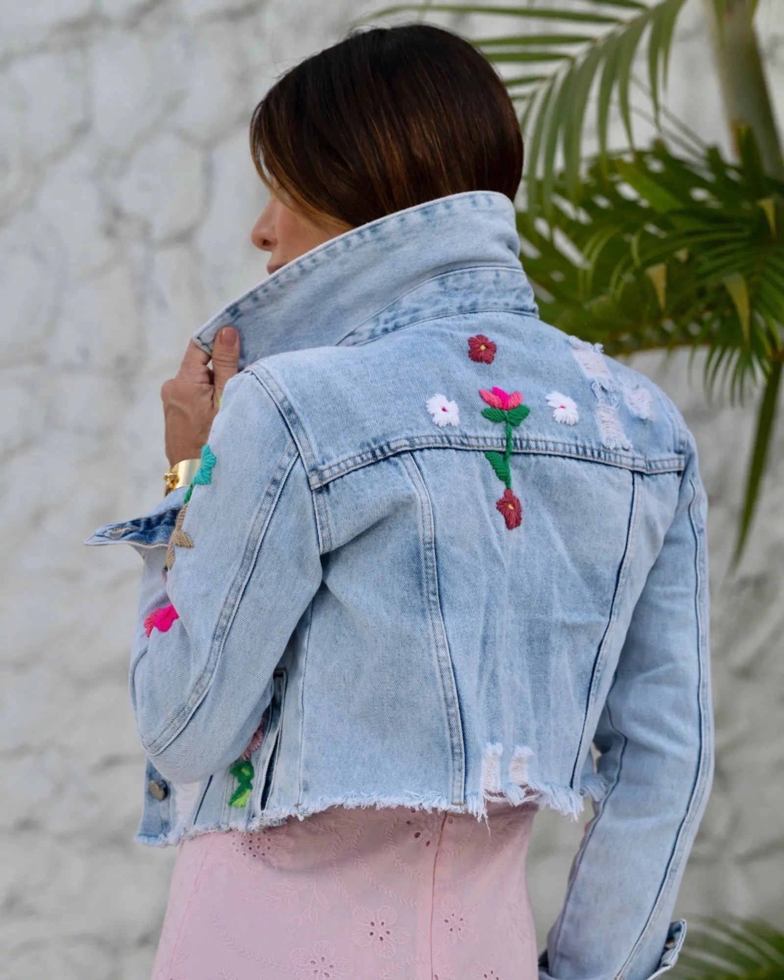 Jaqueta Bordada Flores Linha Rosa JEANS CLARO