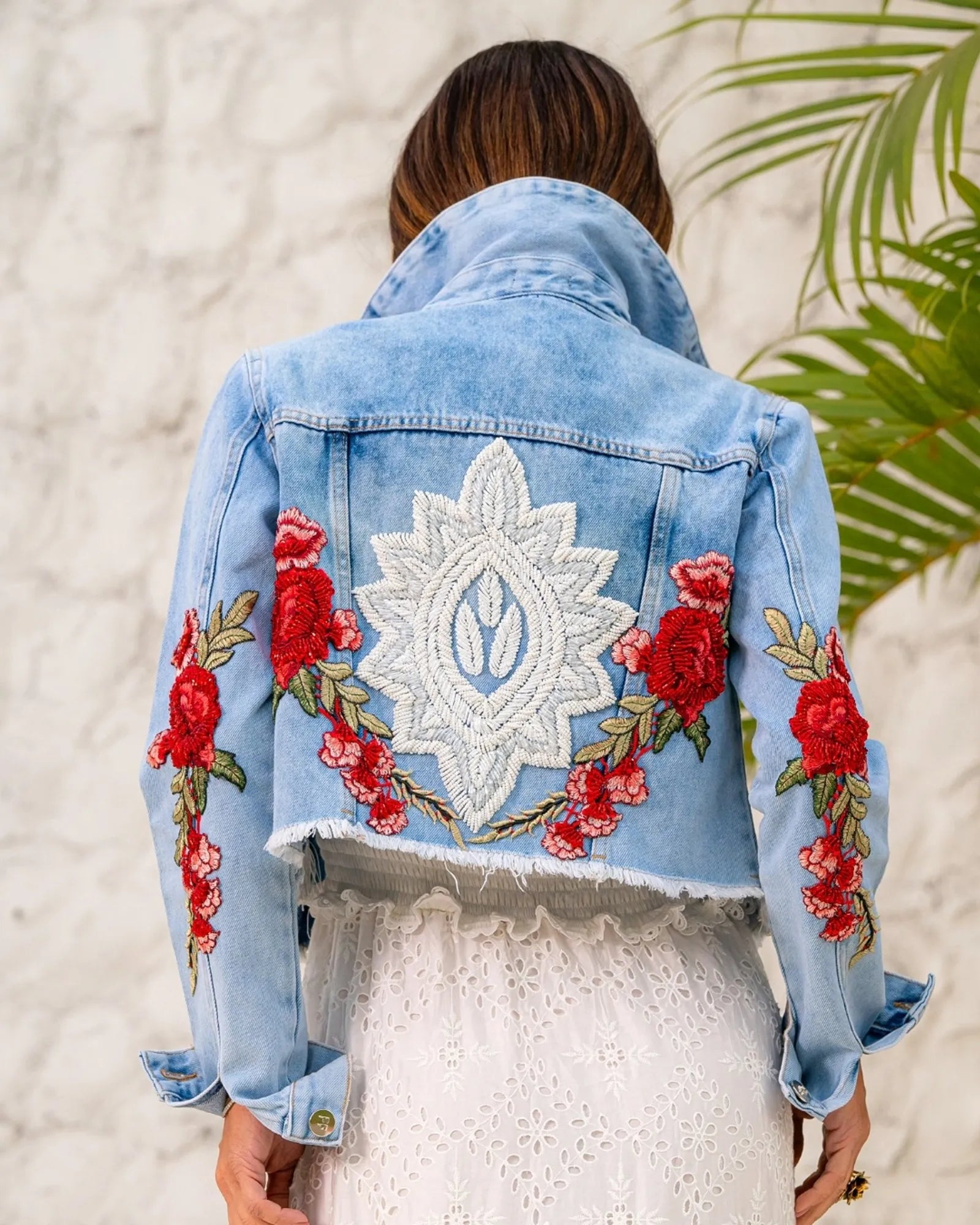 Jaqueta Bordada Mandala Flores Vermelhas JEANS CLARO
