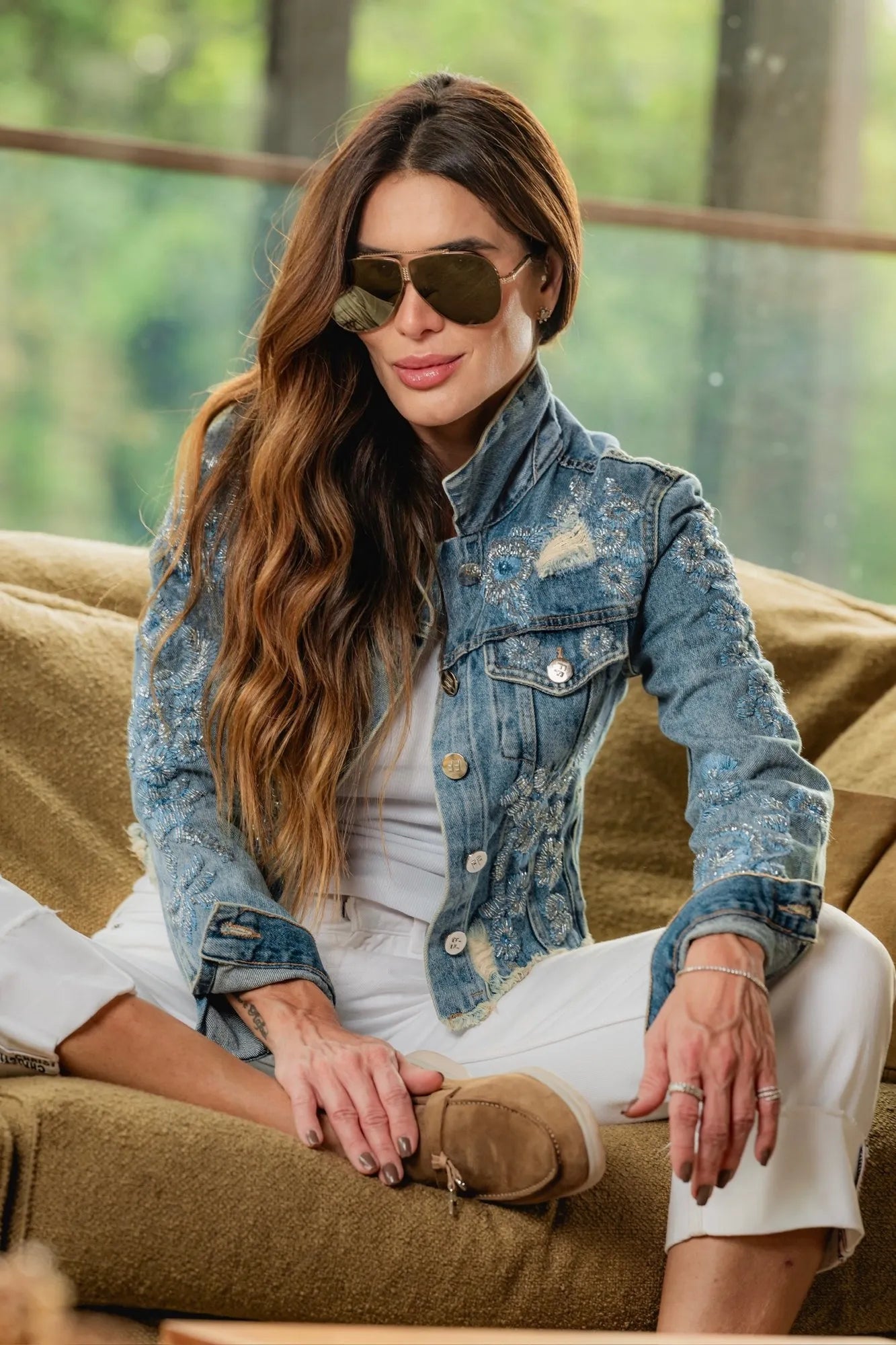 Jaqueta jeans bordada em flores azuis com mini paetês e vidrilho