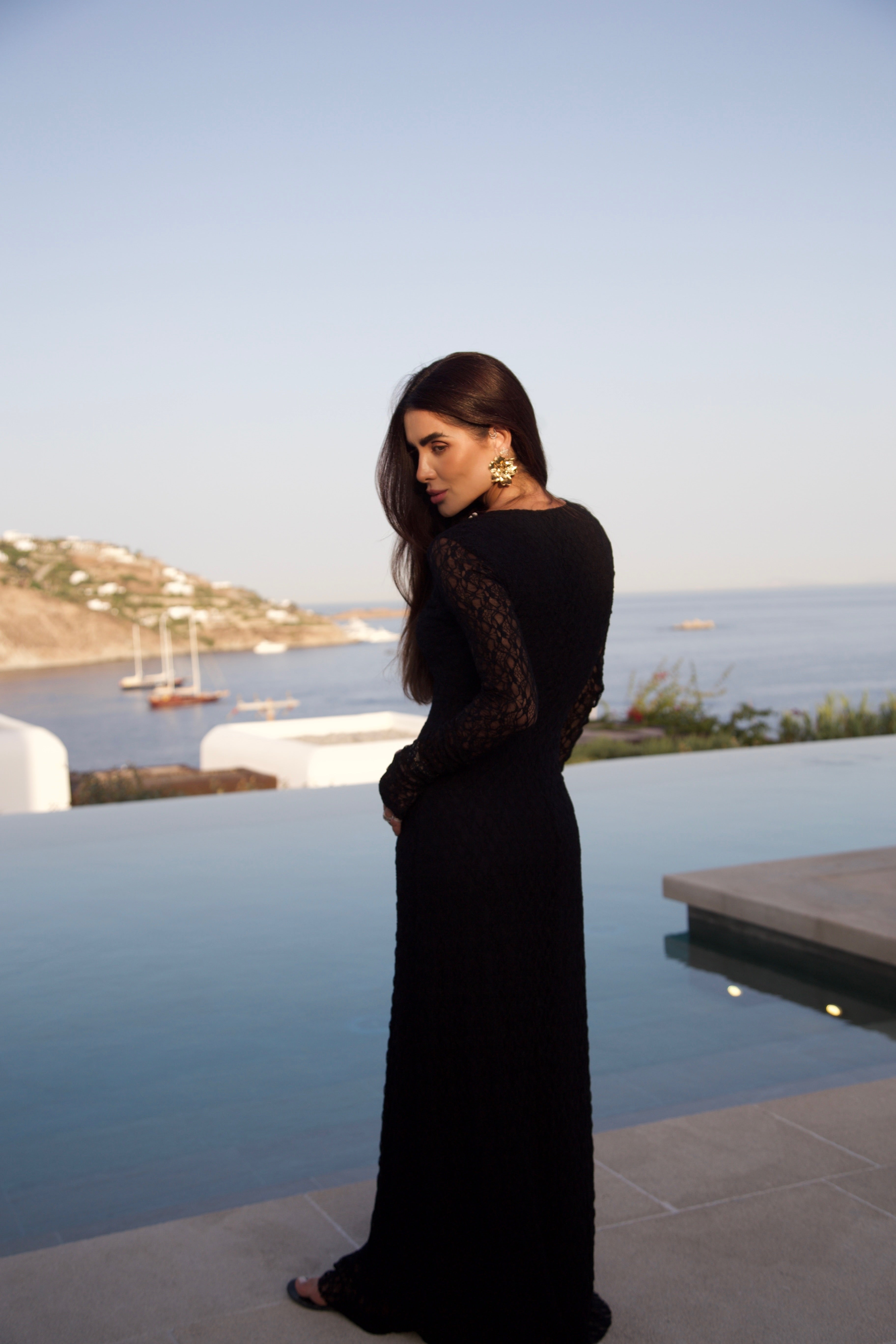 Vestido em Renda Decote Bordado