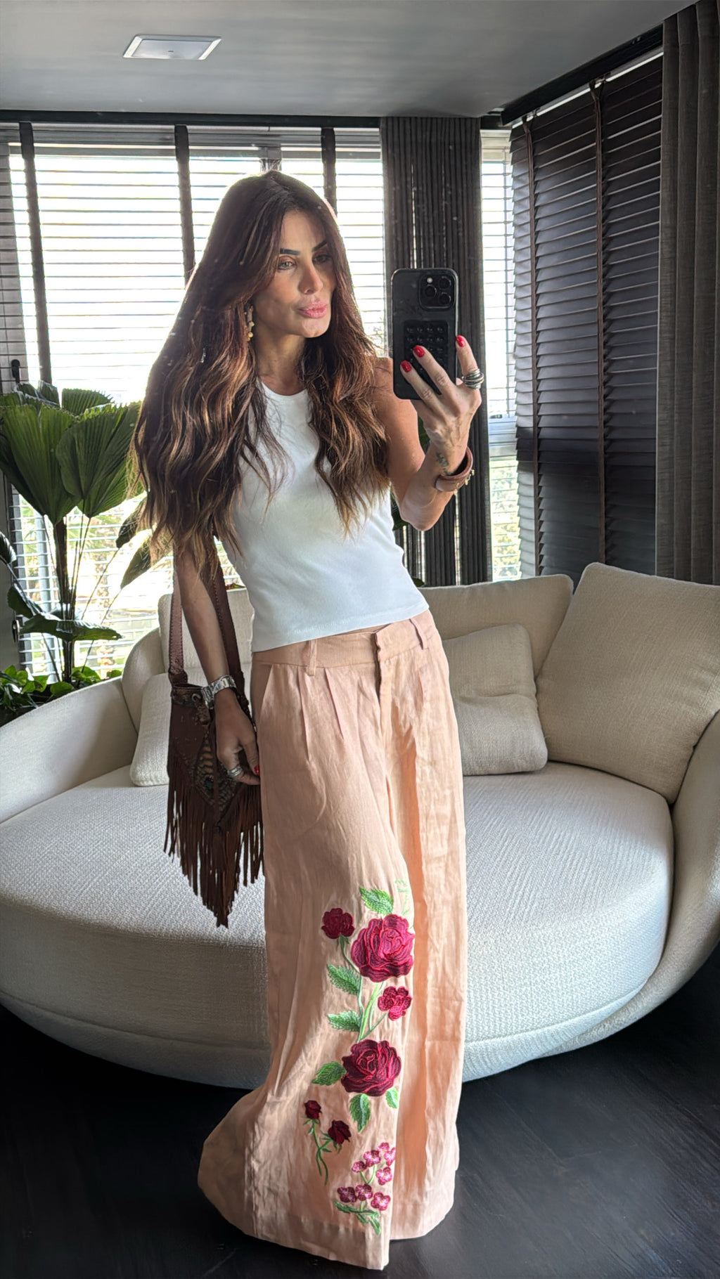 Calça Pantalona Bordada Na Perna