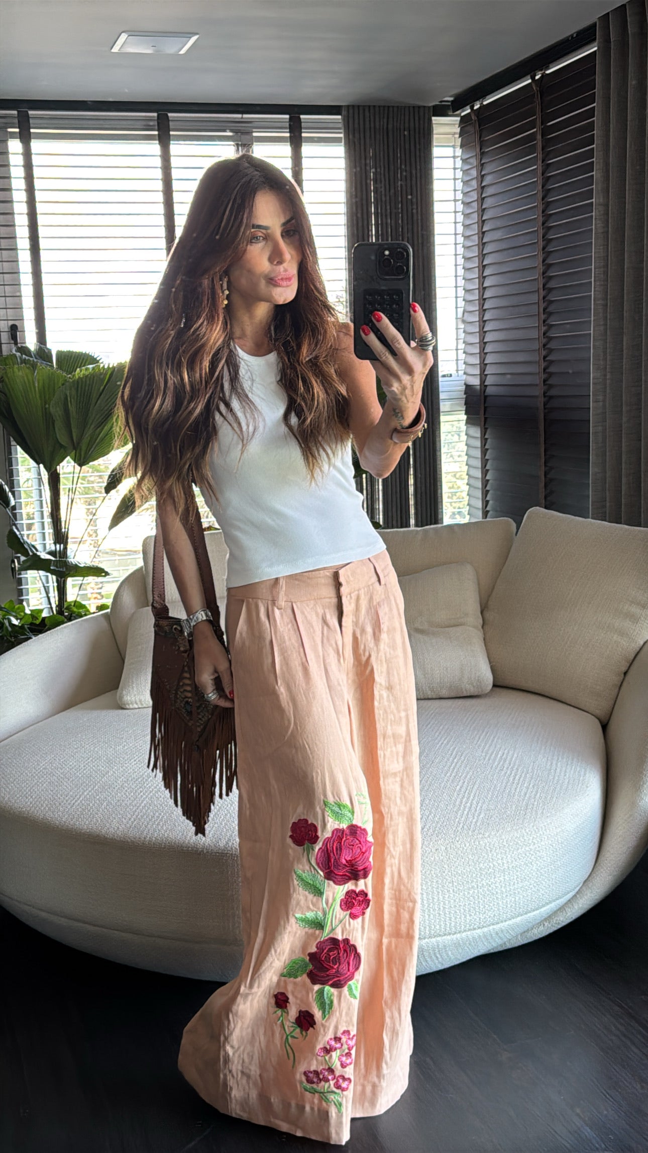 Calça Pantalona Bordada Na Perna