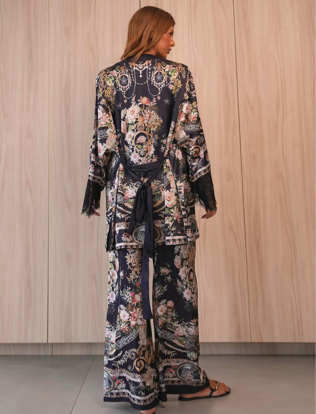 Conjunto Calça e Kimono com Barrado em Renda e Estampa Exclusiva