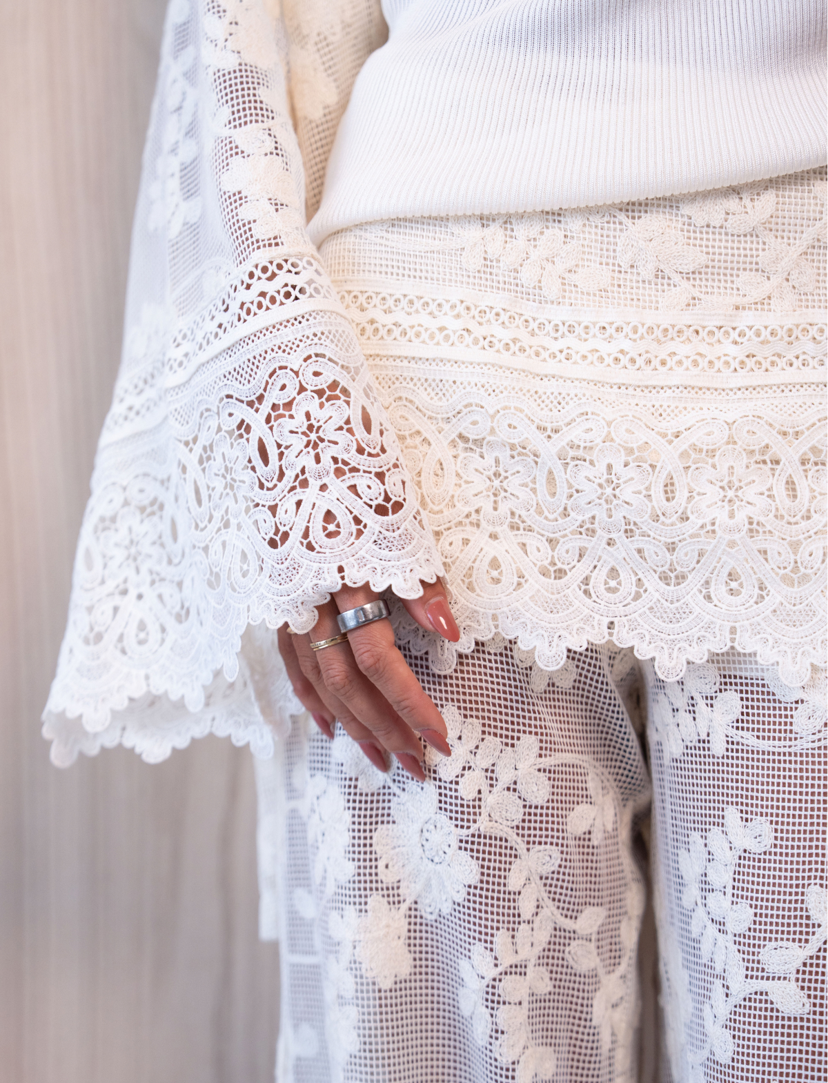 Conjunto Kimono e Calça com Saia Sobreposta  em Tela  de Guipuir Bordado
