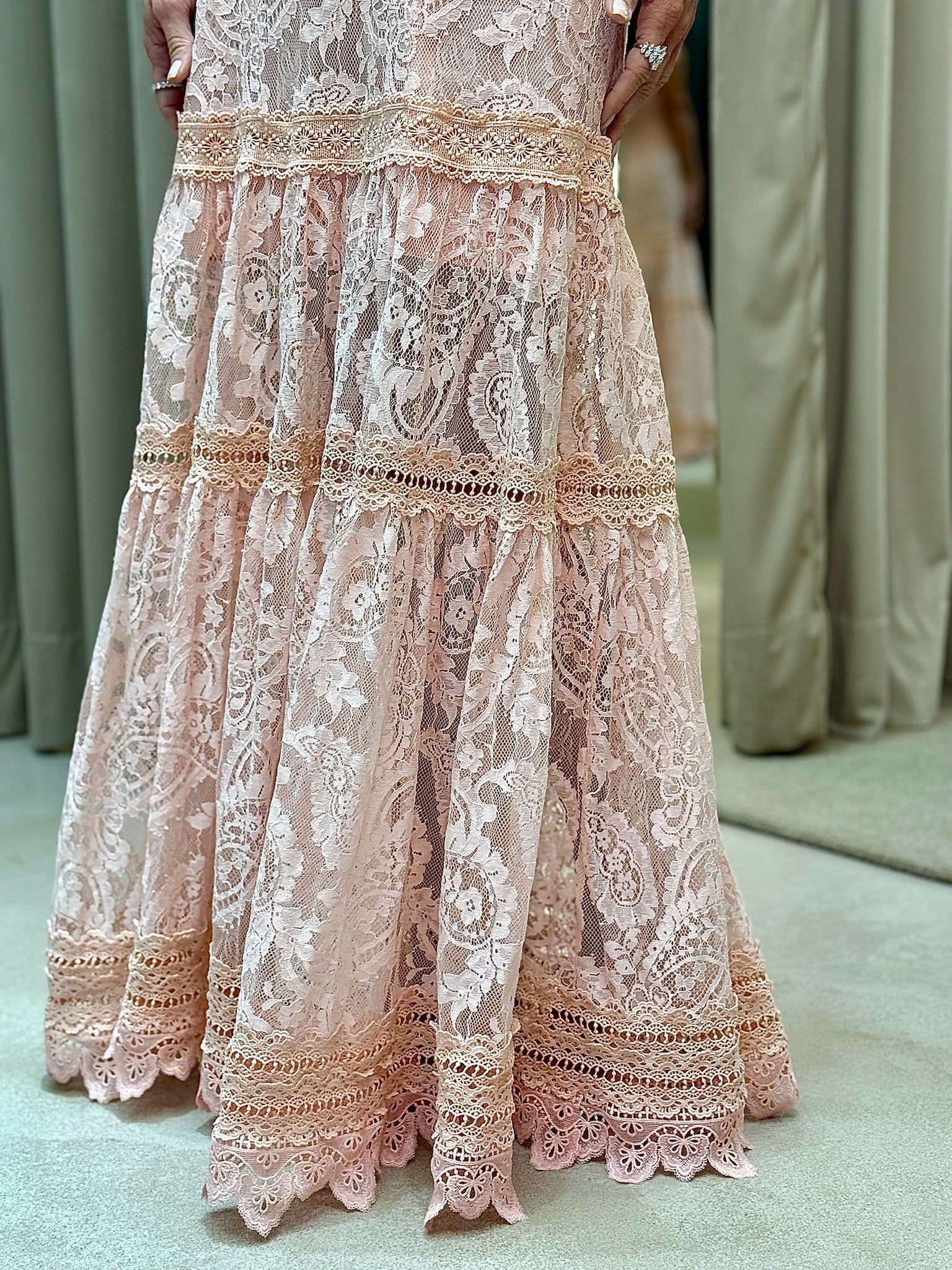 Vestido Tomara que Caia em Lastex com mix de rendas