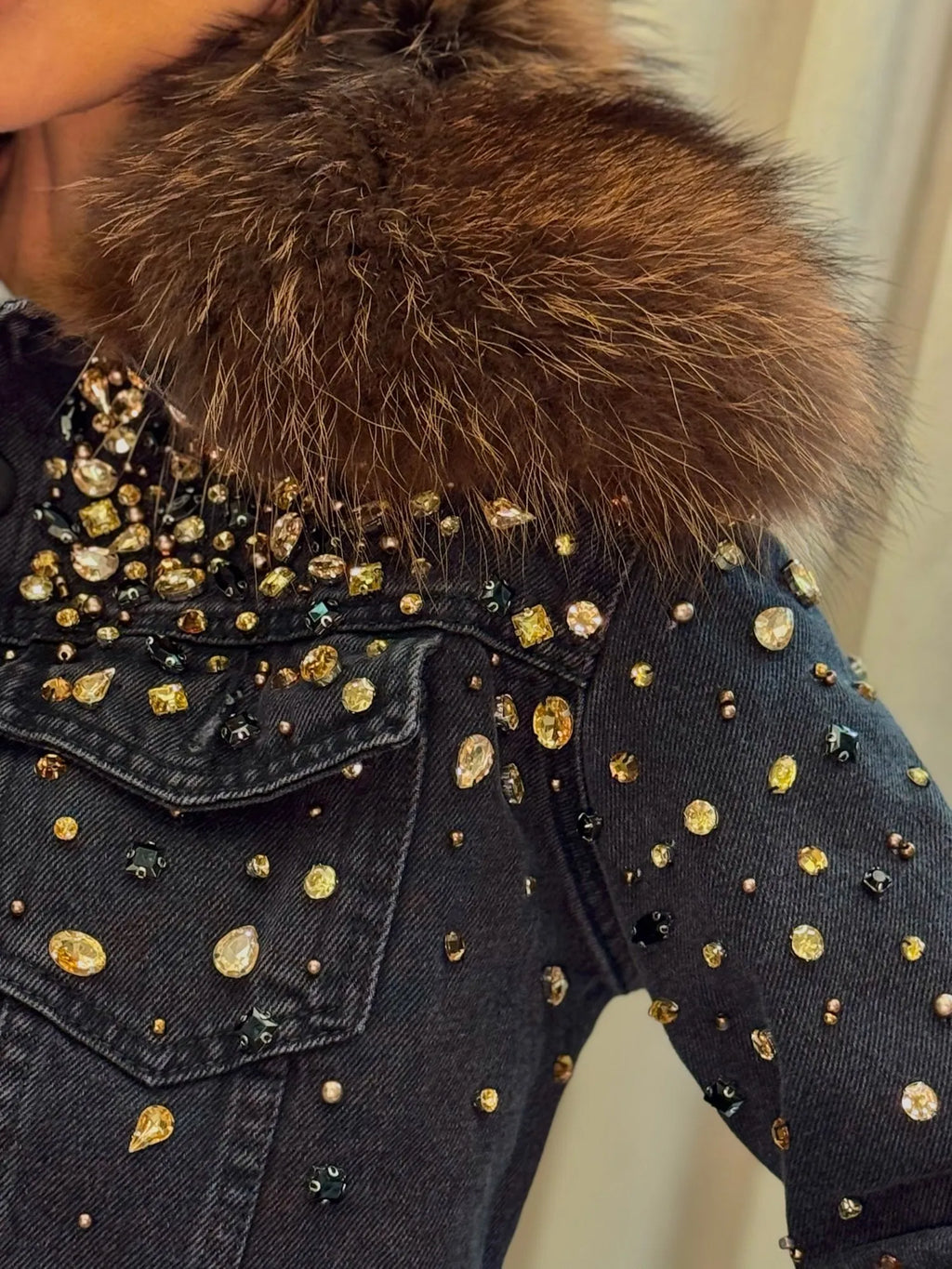 Jaqueta jeans black com gola de pelo e bordado à mão