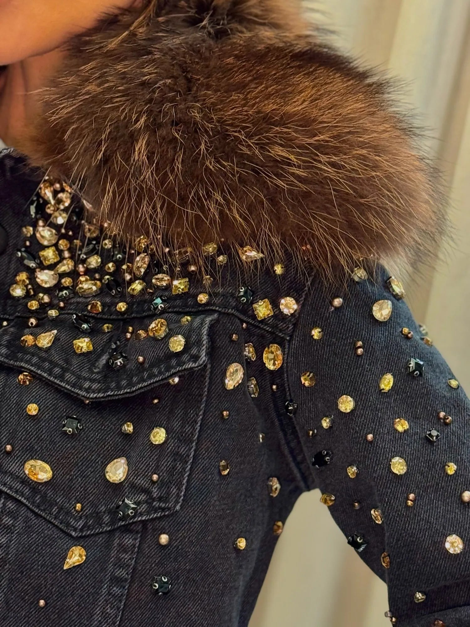 Jaqueta jeans black com gola de pelo e bordado à mão