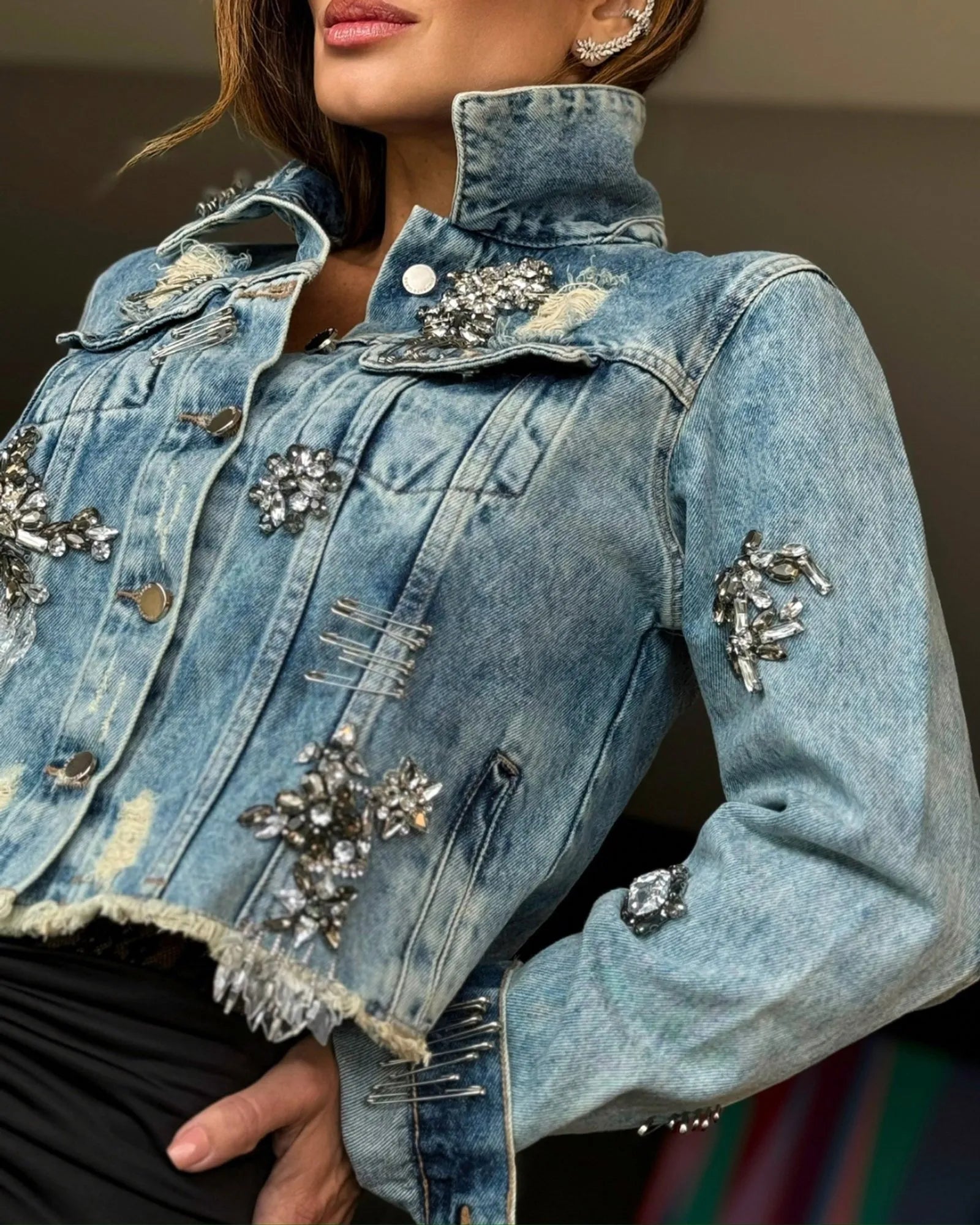 Jaqueta Com Aplicações Em Pedraria E Alfinetes