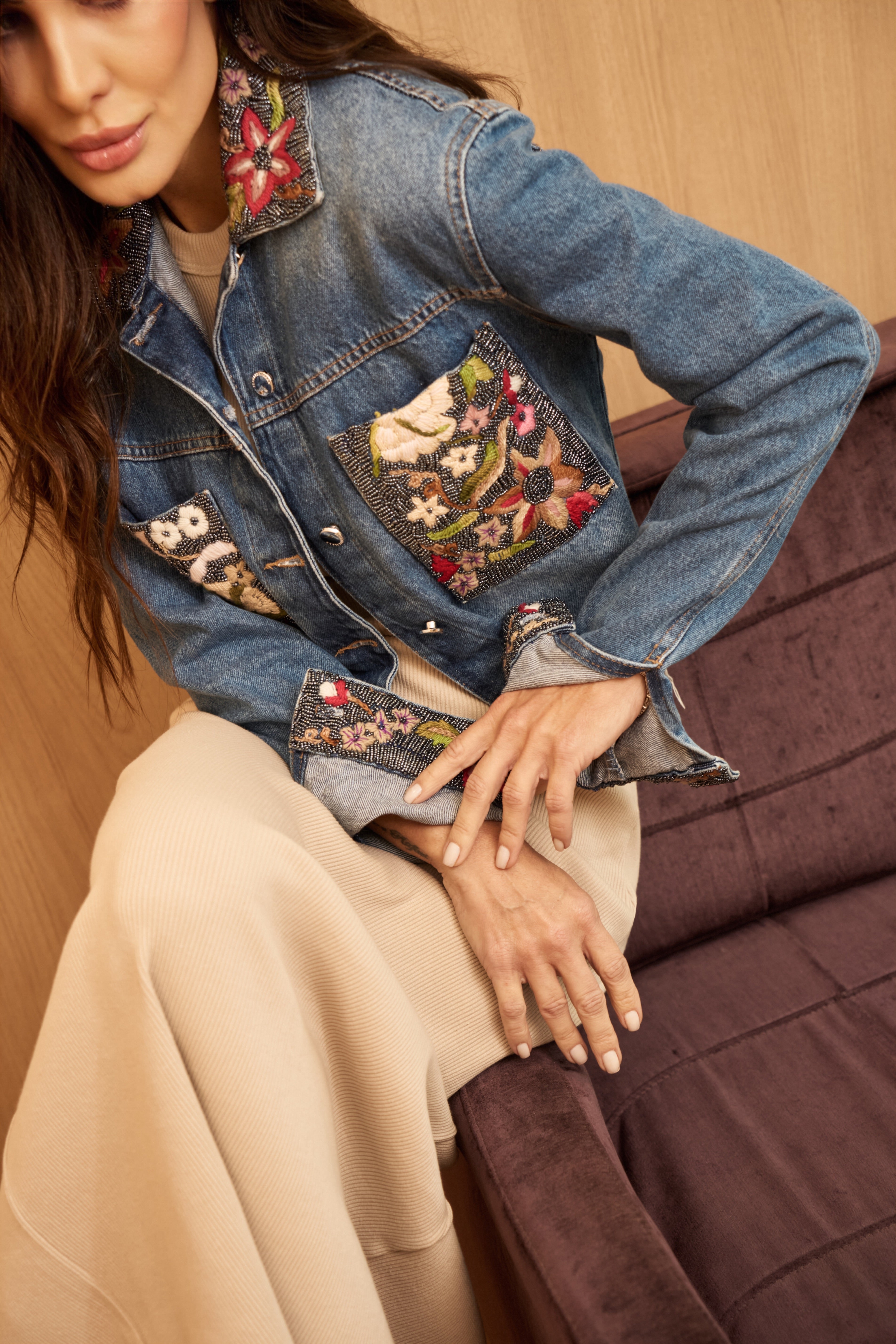 Jaqueta Bordada Linha e Miçanga Bolso Gola e Punho