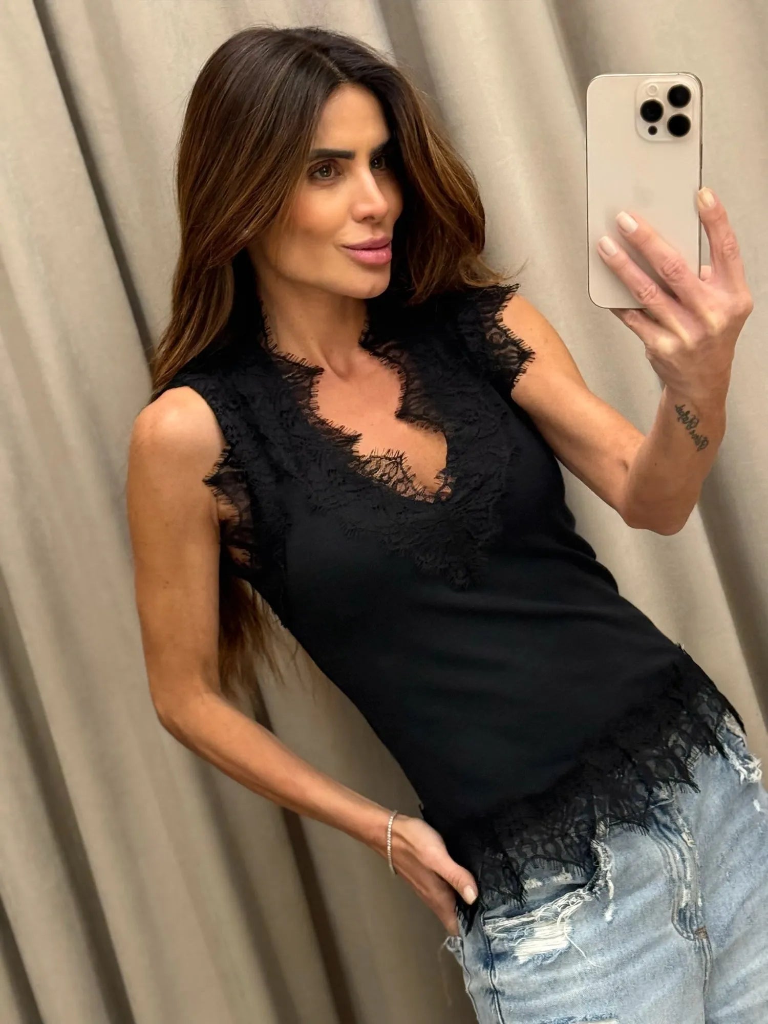 Blusa Regata Com Renda Decote Gola E Barra
