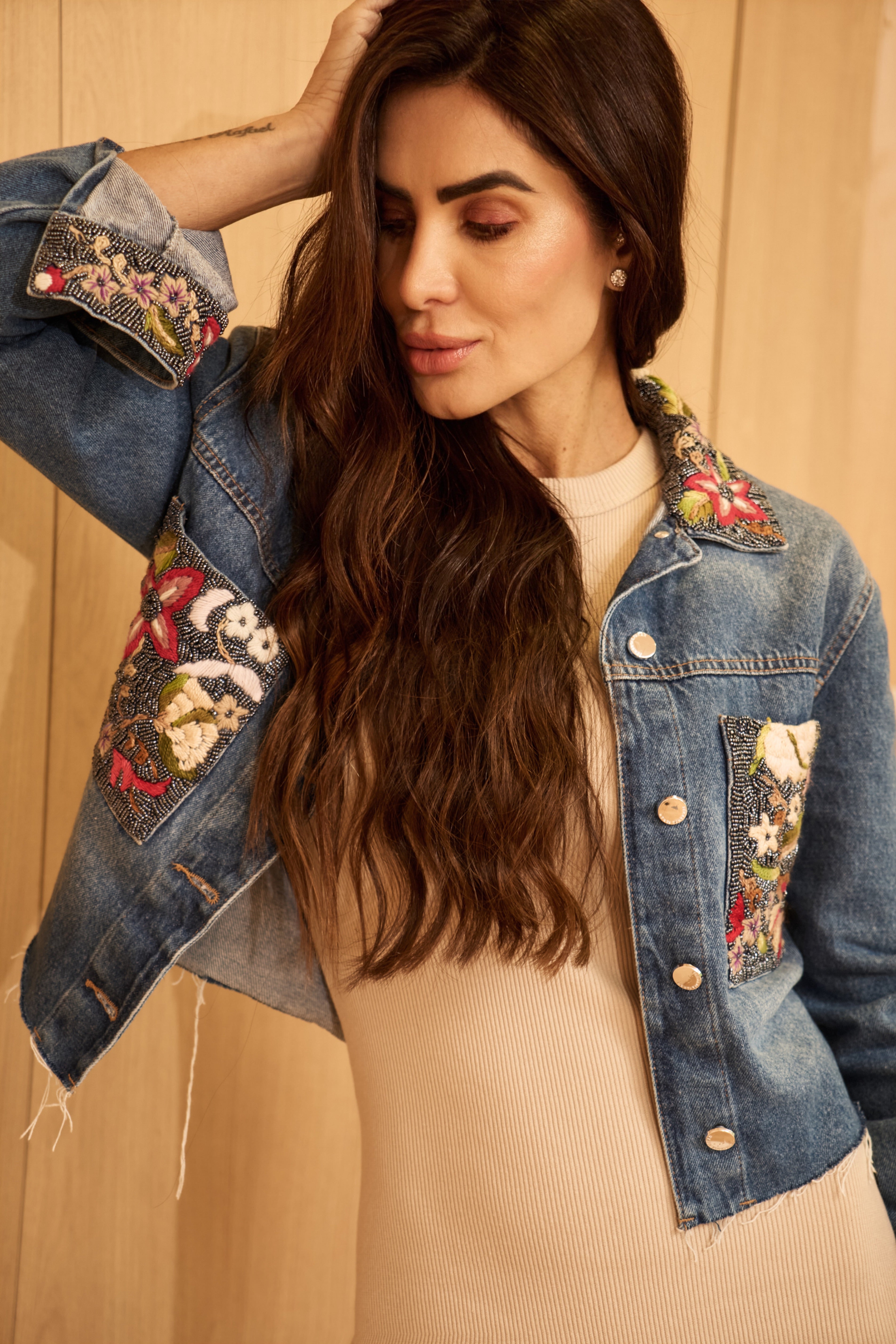 Jaqueta Bordada Linha e Miçanga Bolso Gola e Punho