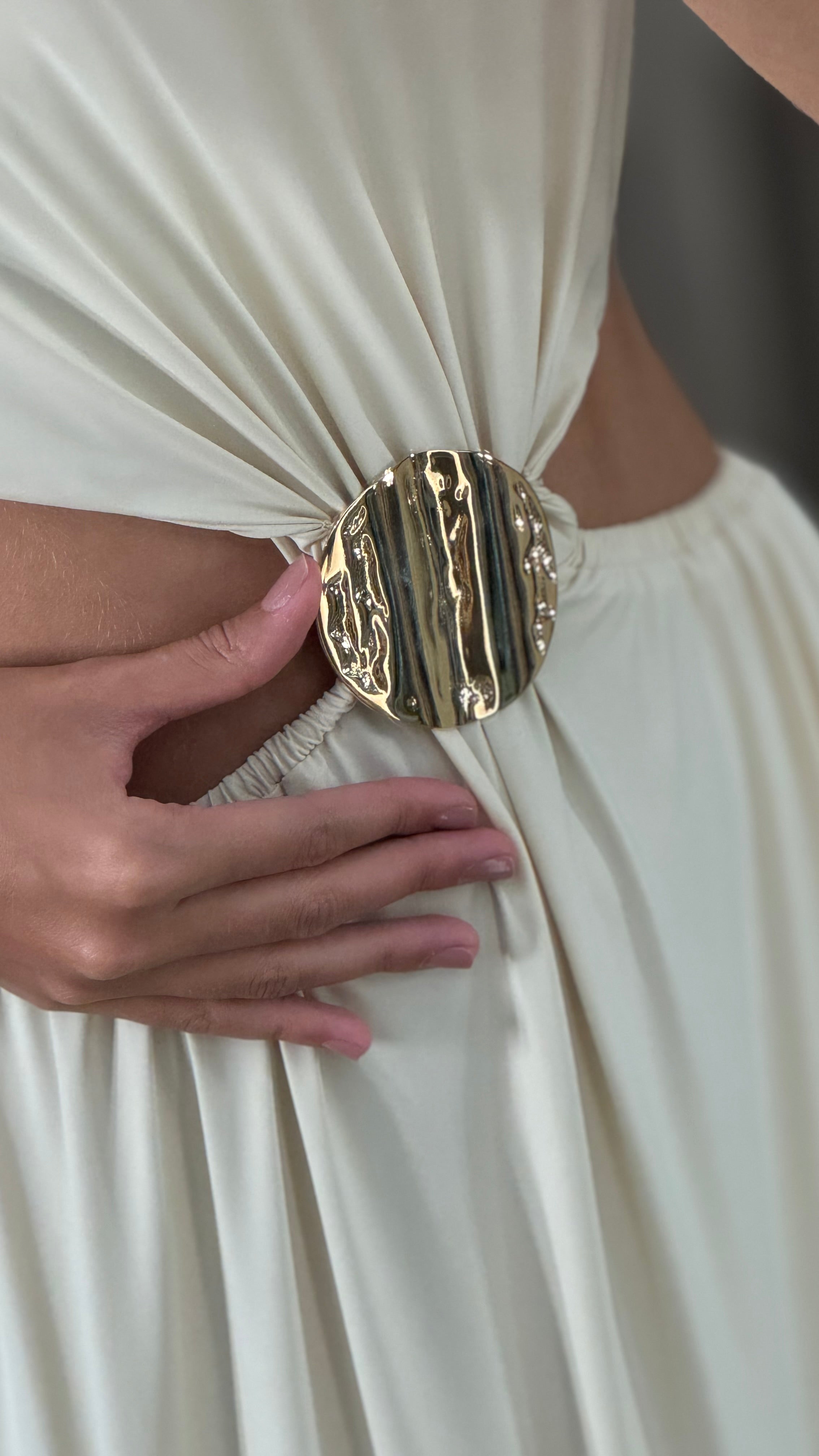 Vestido de Malha com Peça Dourada na Cintura