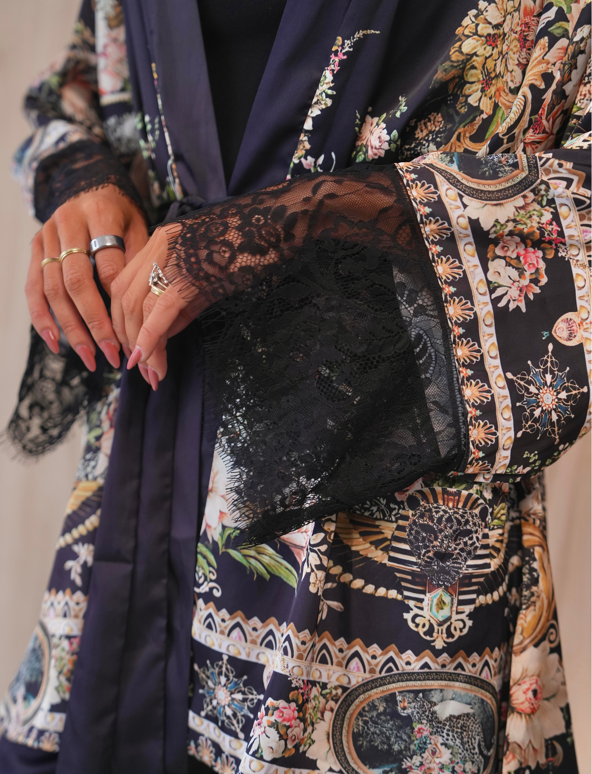 Conjunto Calça e Kimono com Barrado em Renda e Estampa Exclusiva
