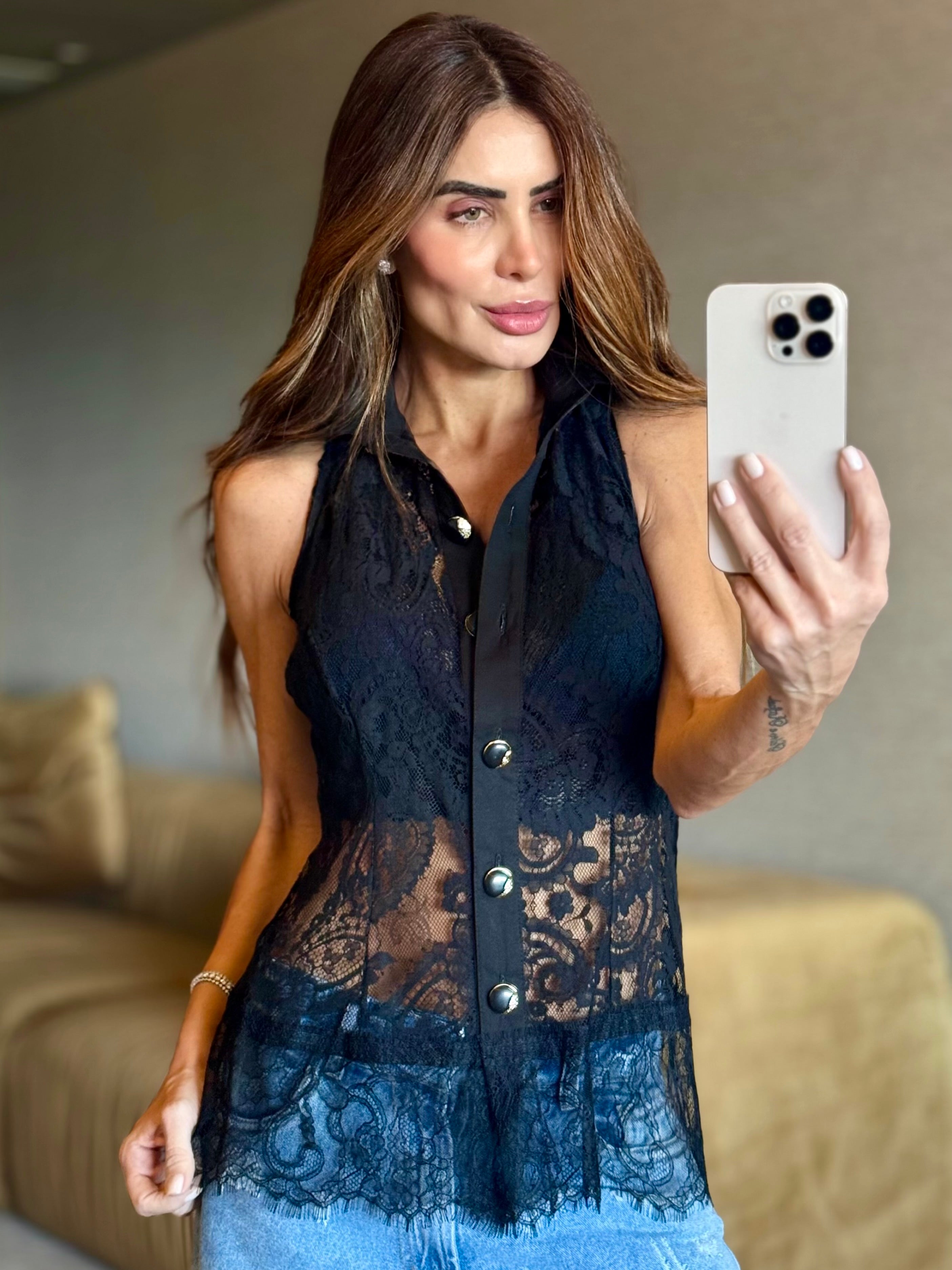 Camisa de renda sem manga