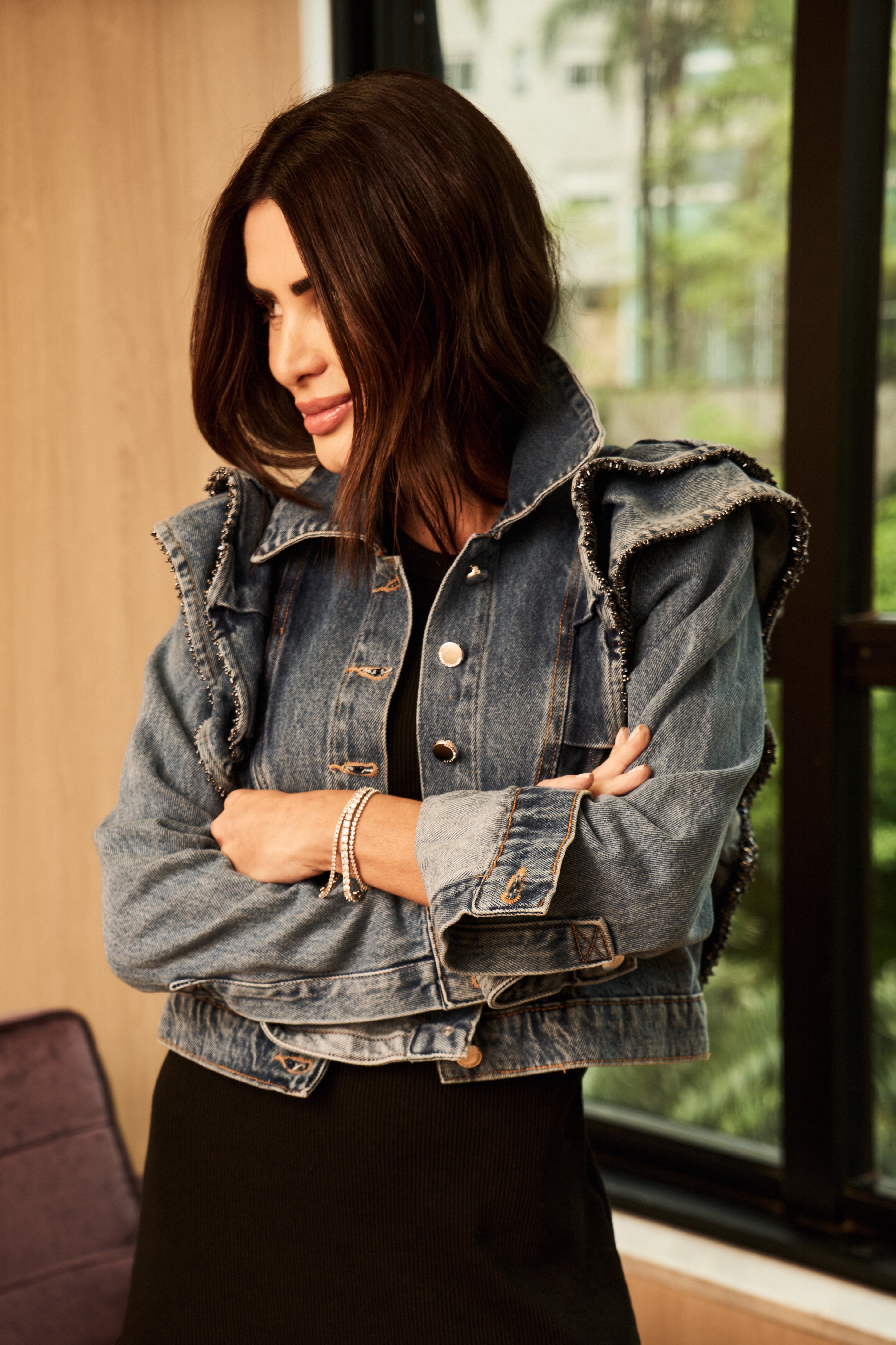 Jaqueta jeans com babados e vidrilhos