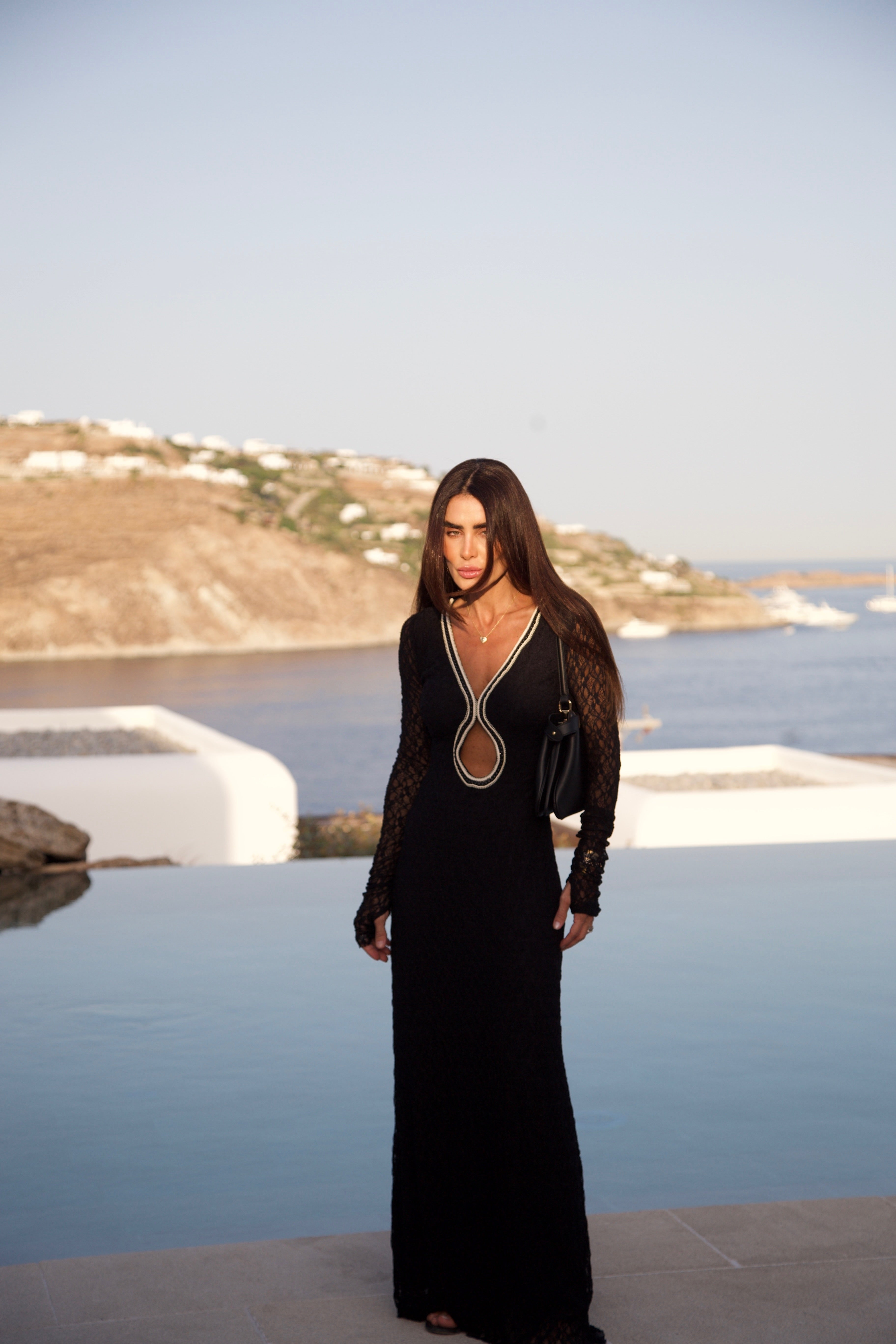 Vestido em Renda Decote Bordado