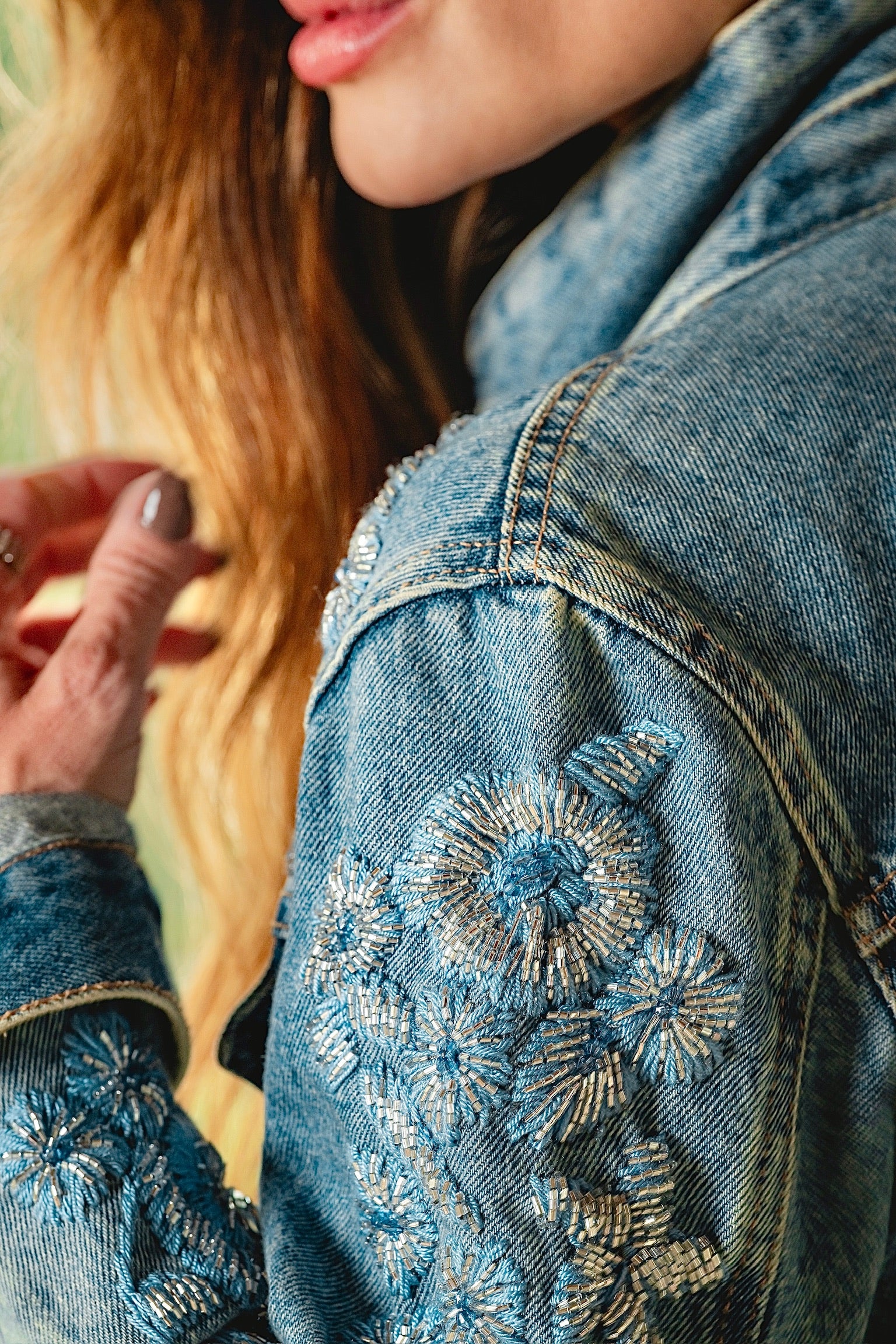 Jaqueta jeans bordada em flores azuis com mini paetês e vidrilho
