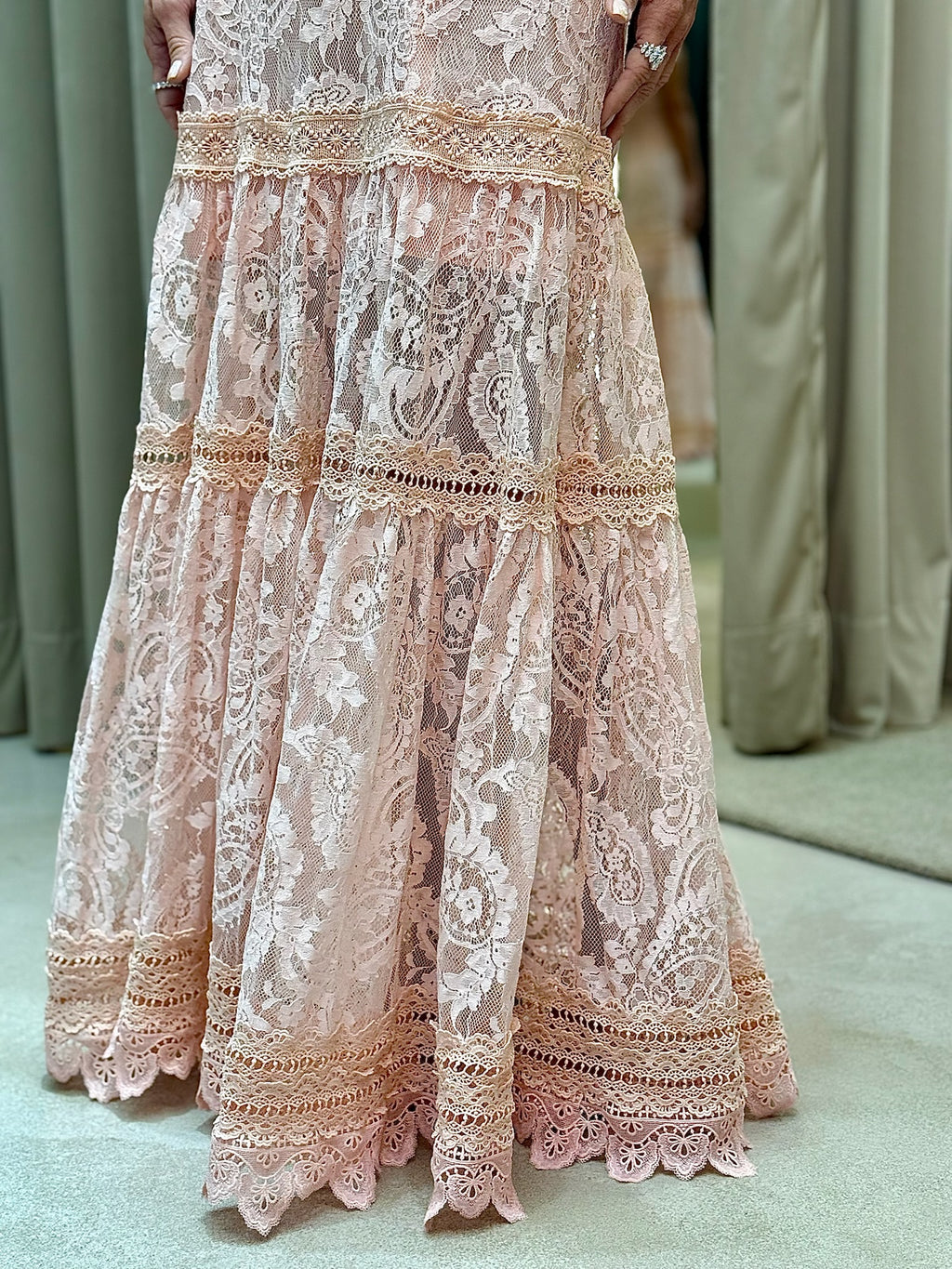 Vestido Tomara que Caia em Lastex com mix de rendas