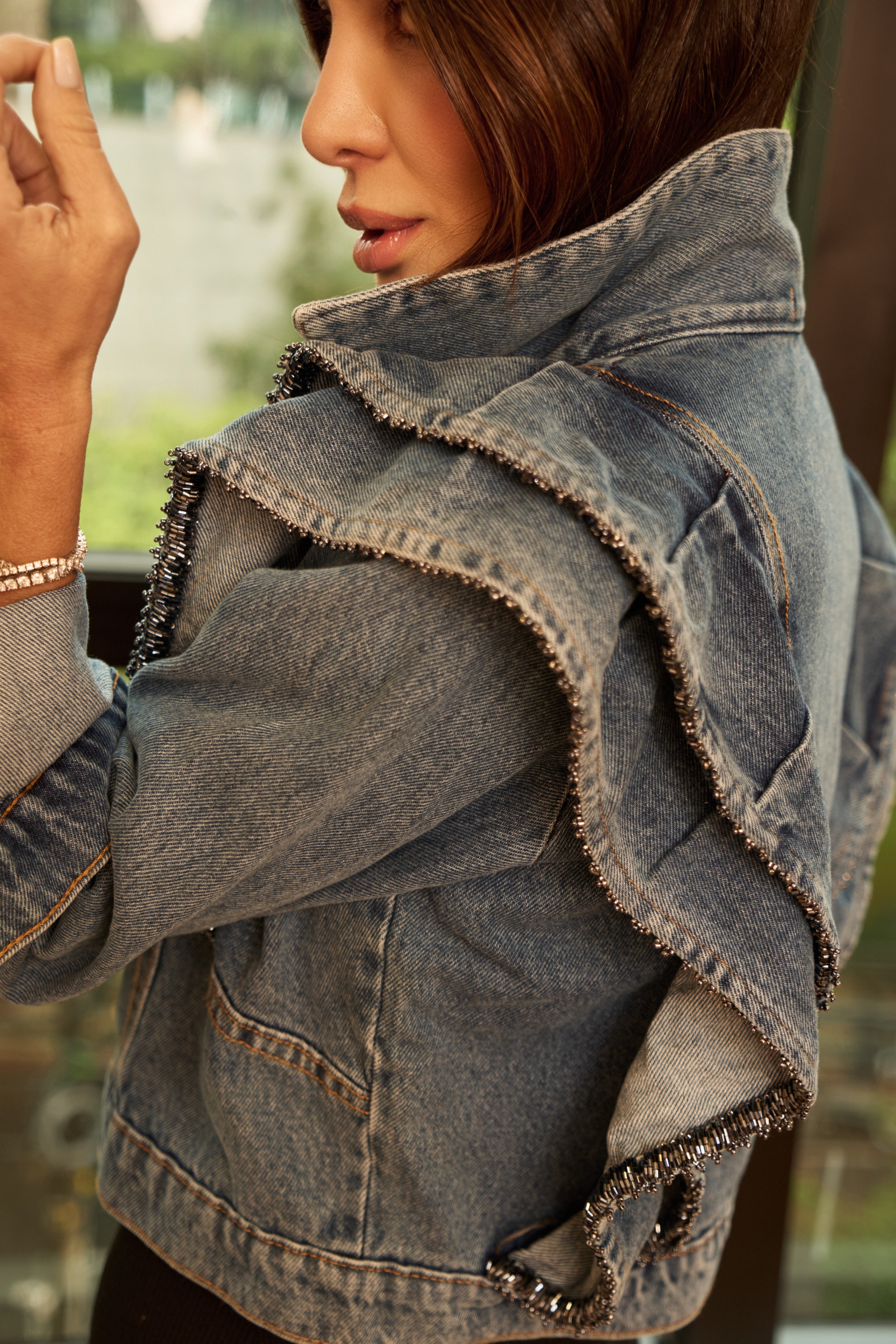 Jaqueta jeans com babados e vidrilhos