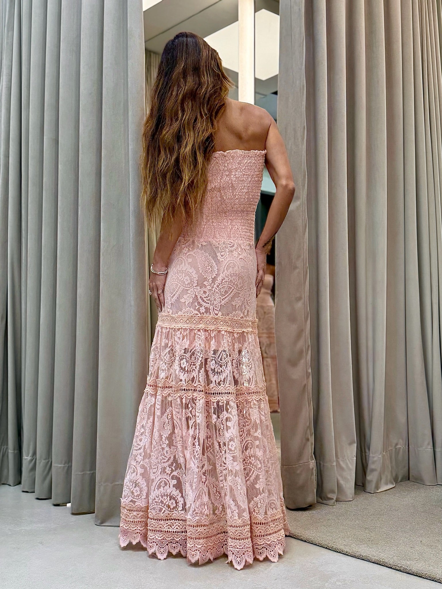 Vestido Tomara que Caia em Lastex com mix de rendas