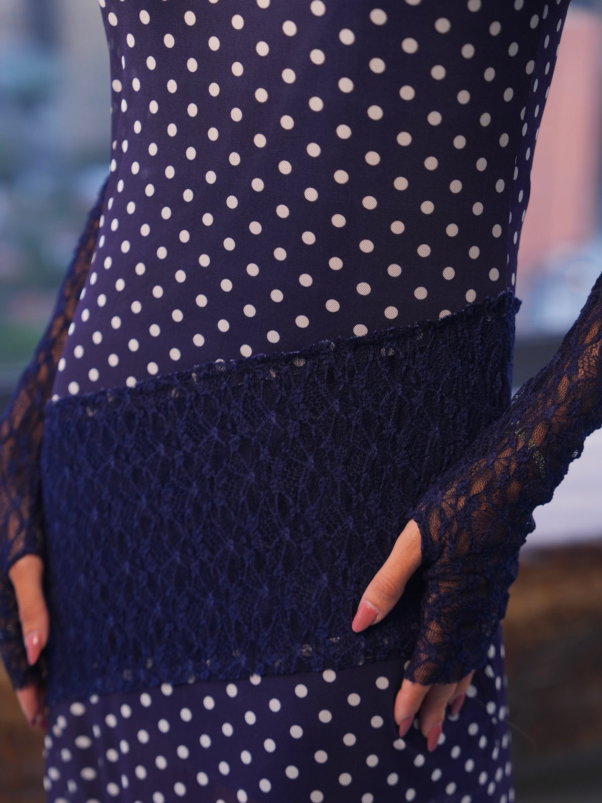 Vestido Longo em Tule Poá Decote e Manga em Renda