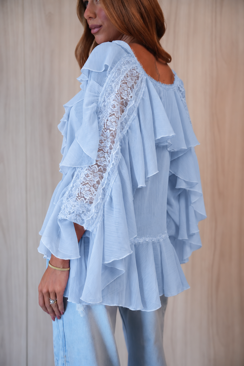 Blusa em Chiffon com Babados e Detalhes em Renda
