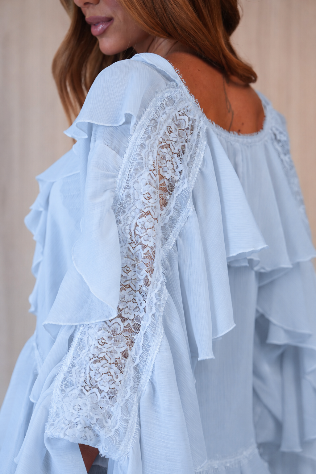 Blusa em Chiffon com Babados e Detalhes em Renda