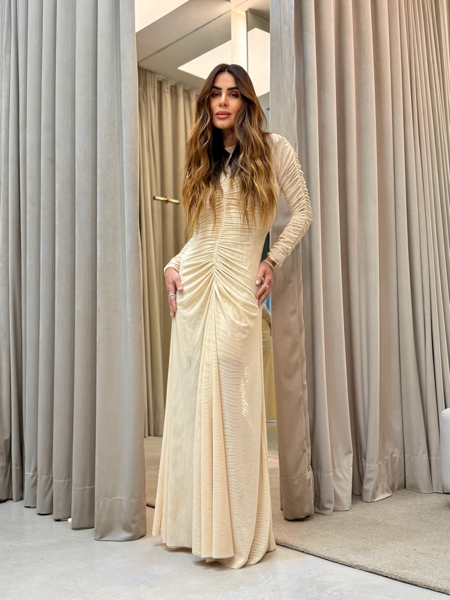 Vestido Longo Franzido Em Tule Manga Longa