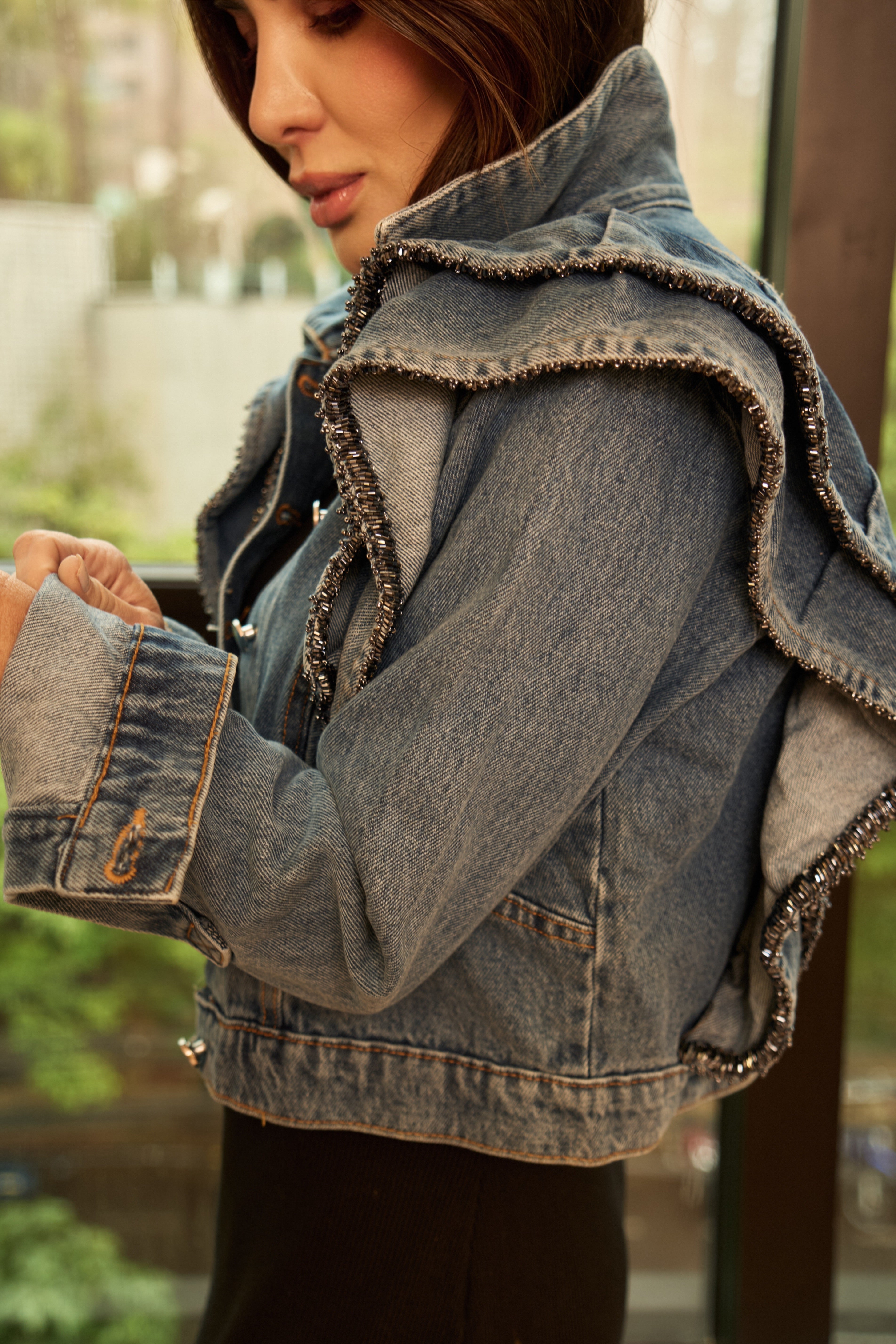 Jaqueta jeans com babados e vidrilhos