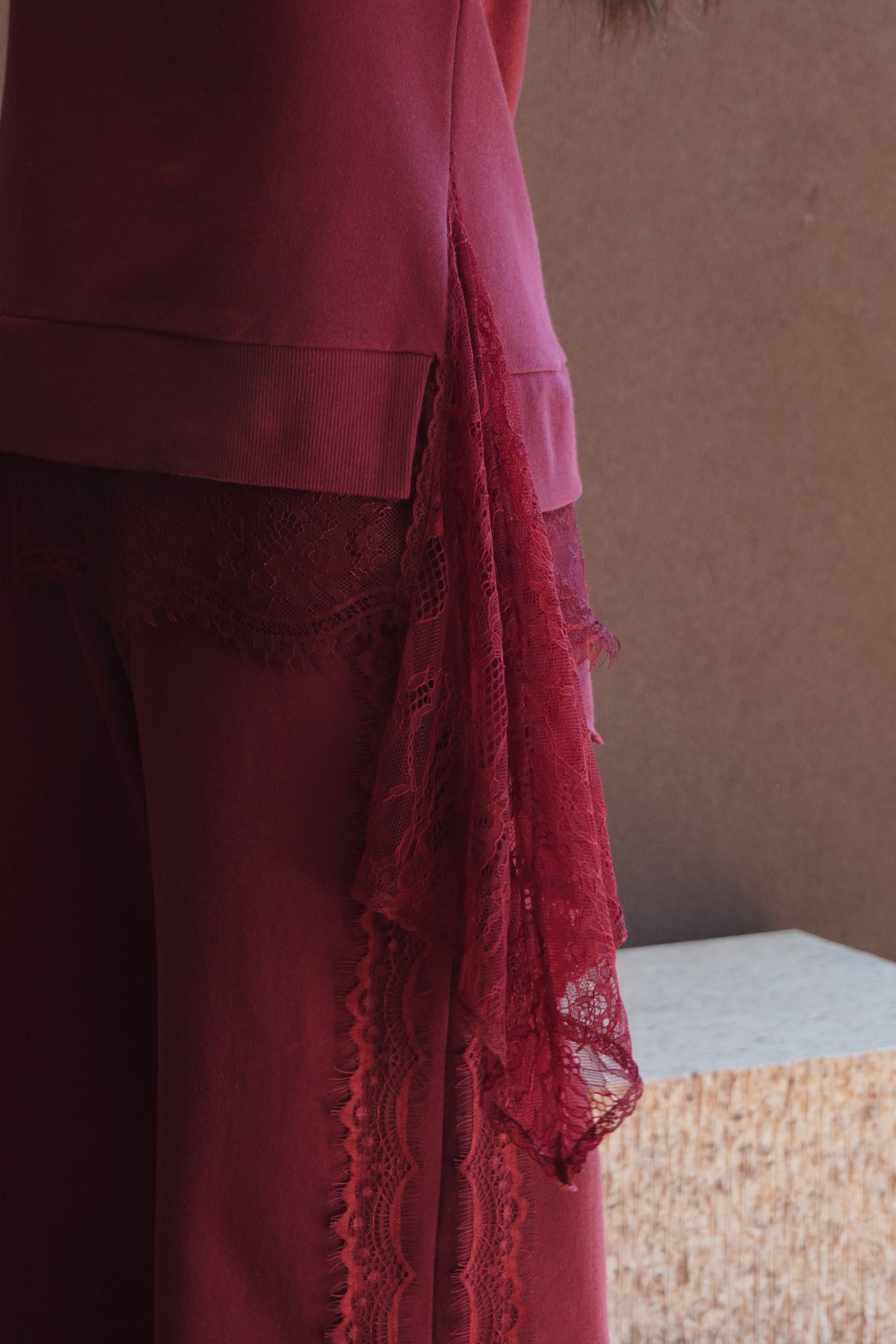 Conjunto Moletom Calça Pantalona e Detalhes em Renda