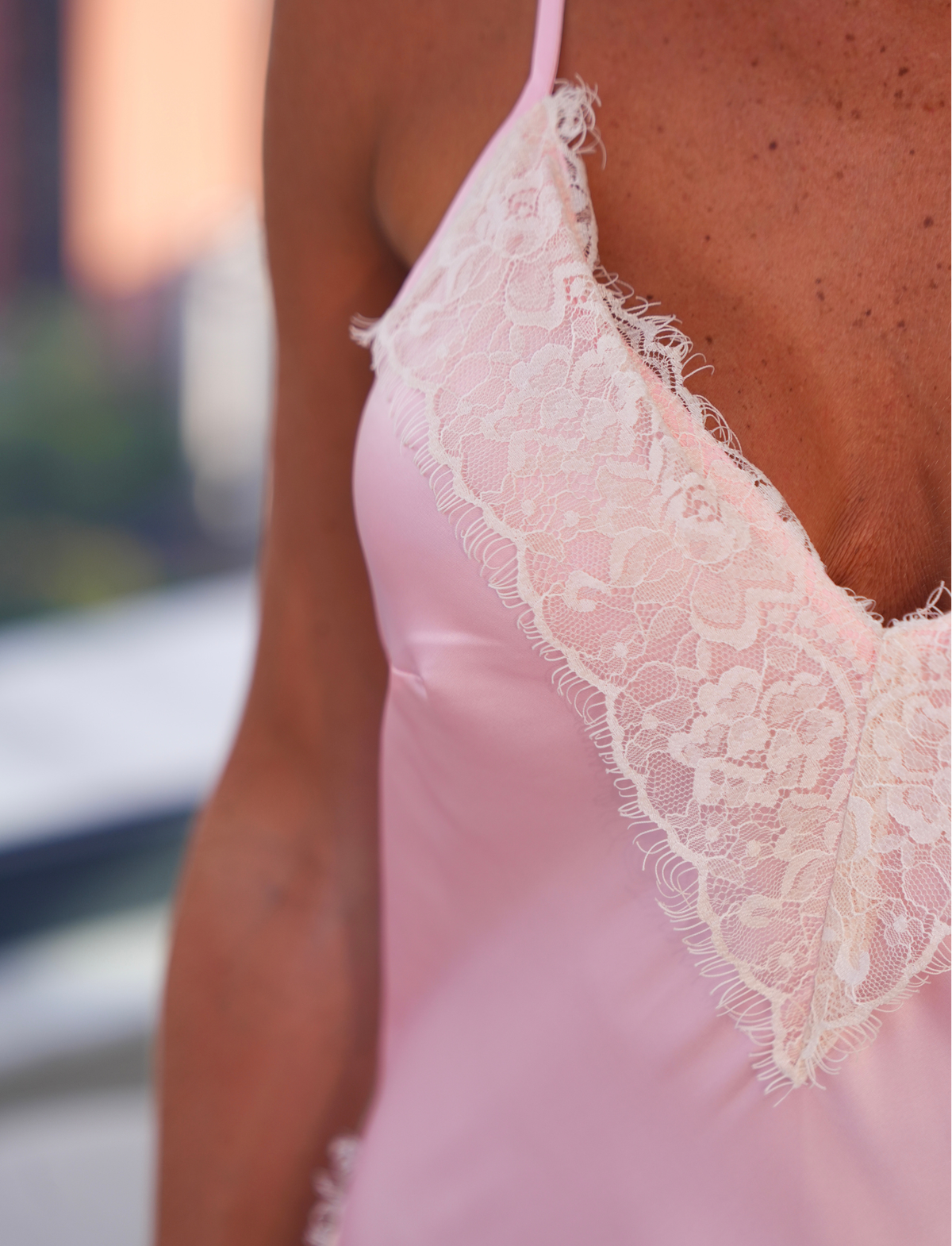Vestido em Cetim com Renda