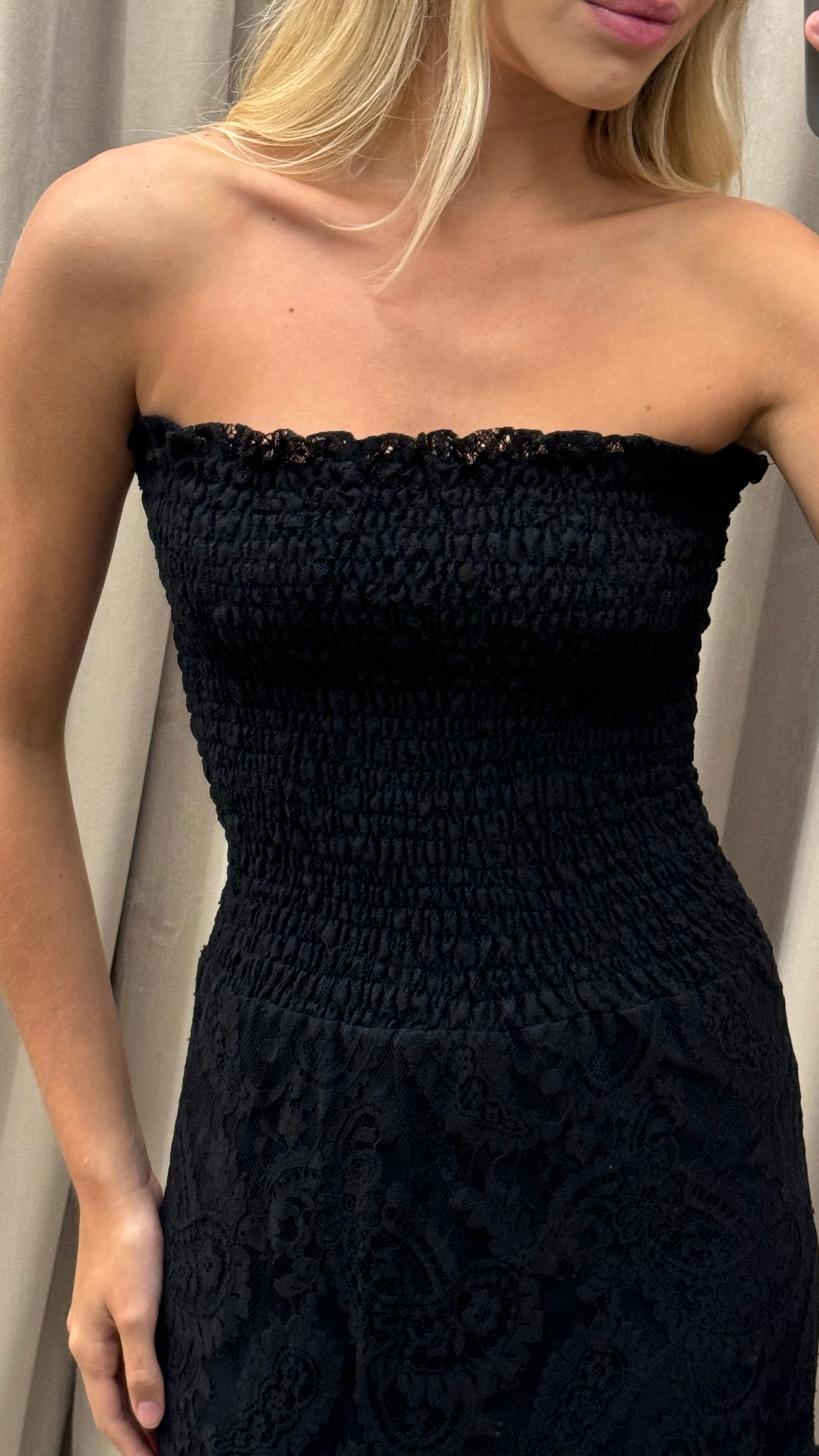 Vestido Tomara que Caia em Lastex com mix de rendas