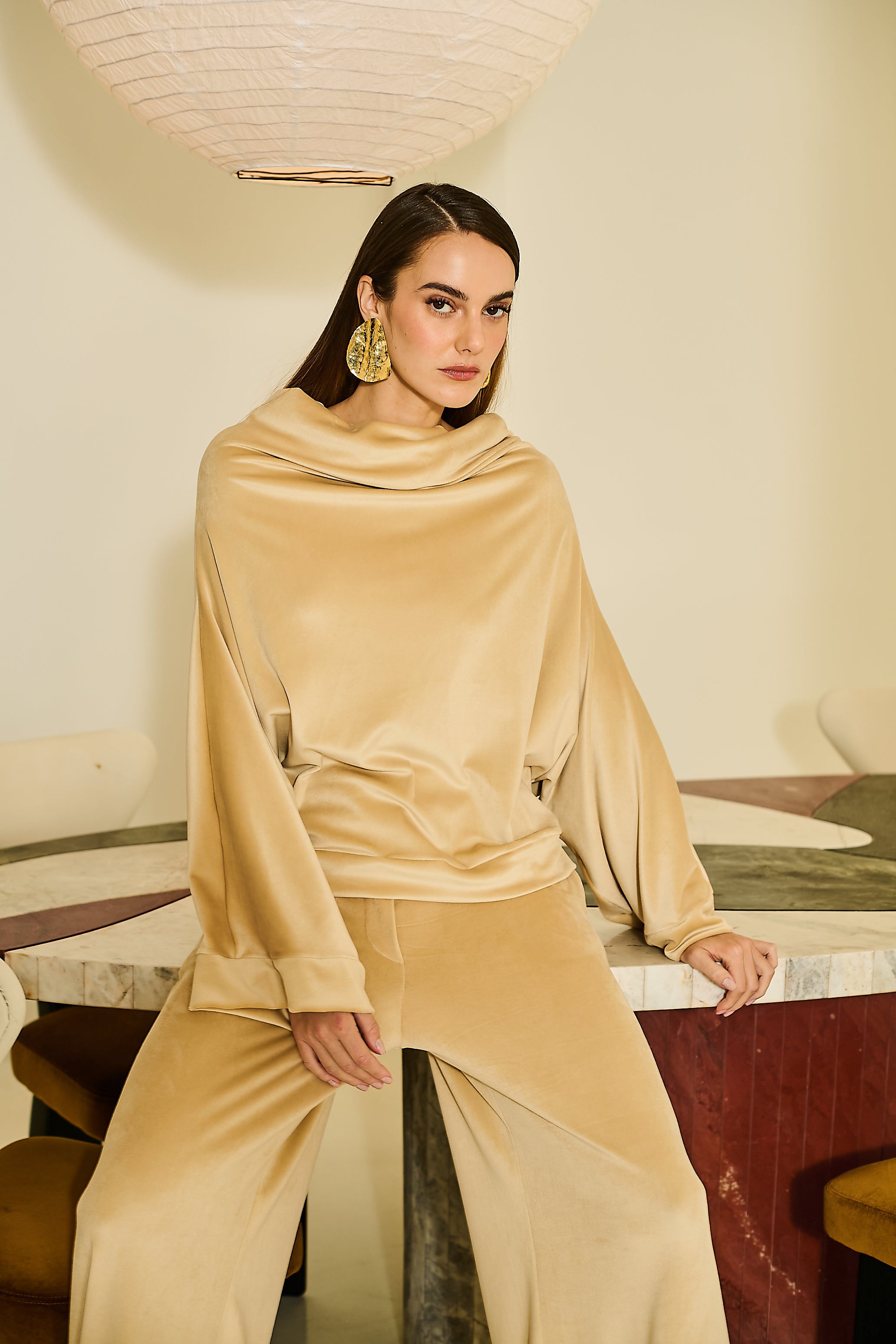 Conjunto em Plush Aveludado Calça Pantalona e Blusa Gola Alta