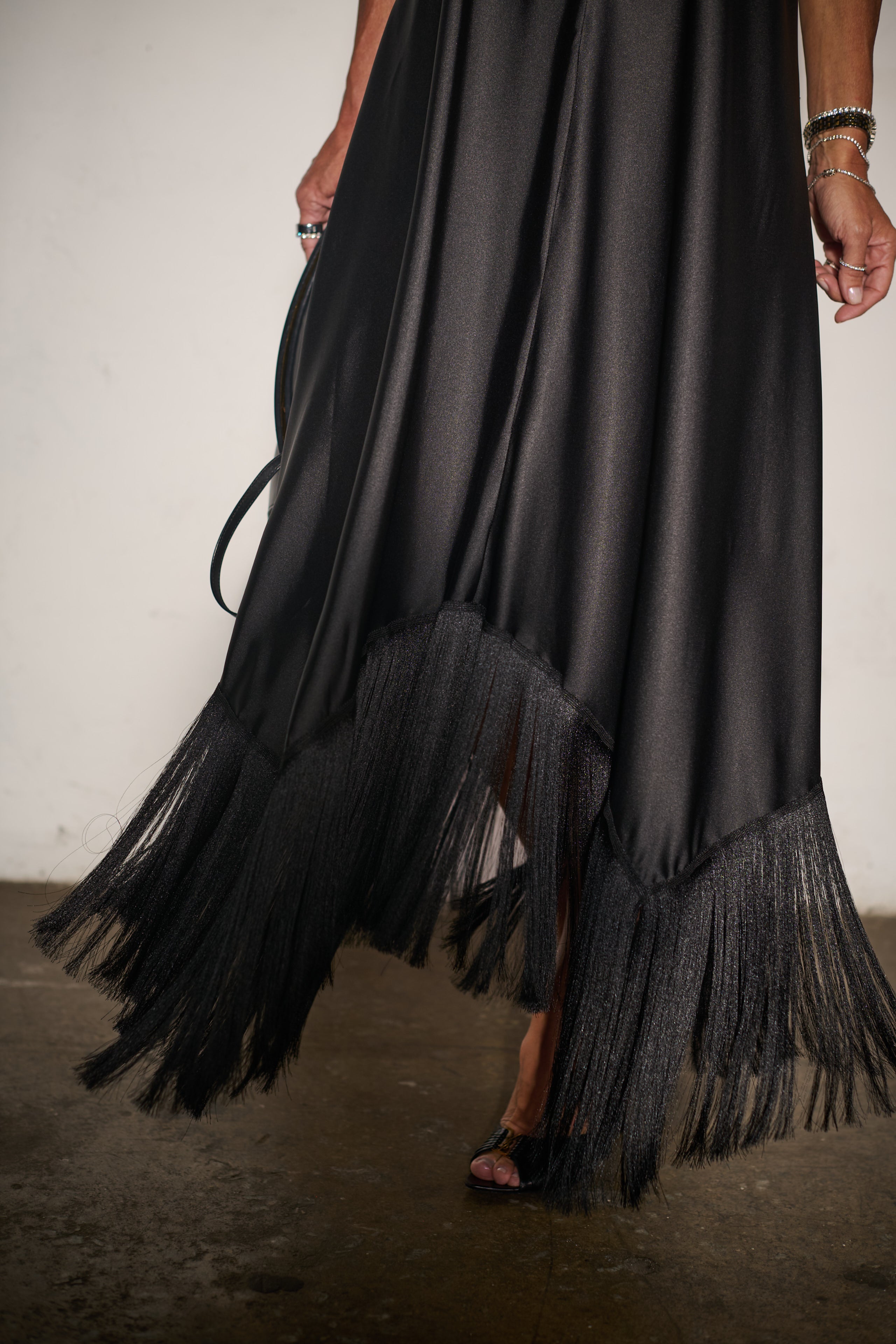 Vestido Frente Única em Cetim de Seda Franja Barra