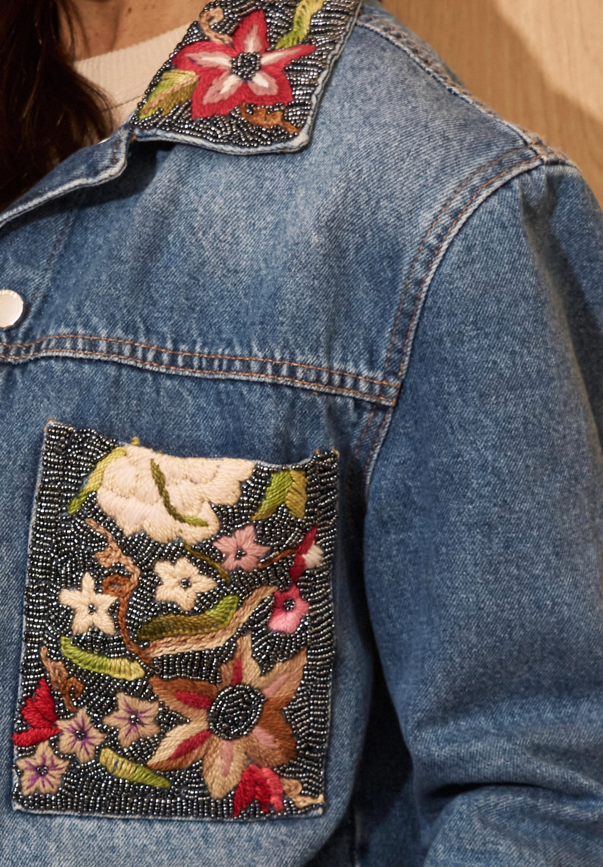 Jaqueta Bordada Linha e Miçanga Bolso Gola e Punho