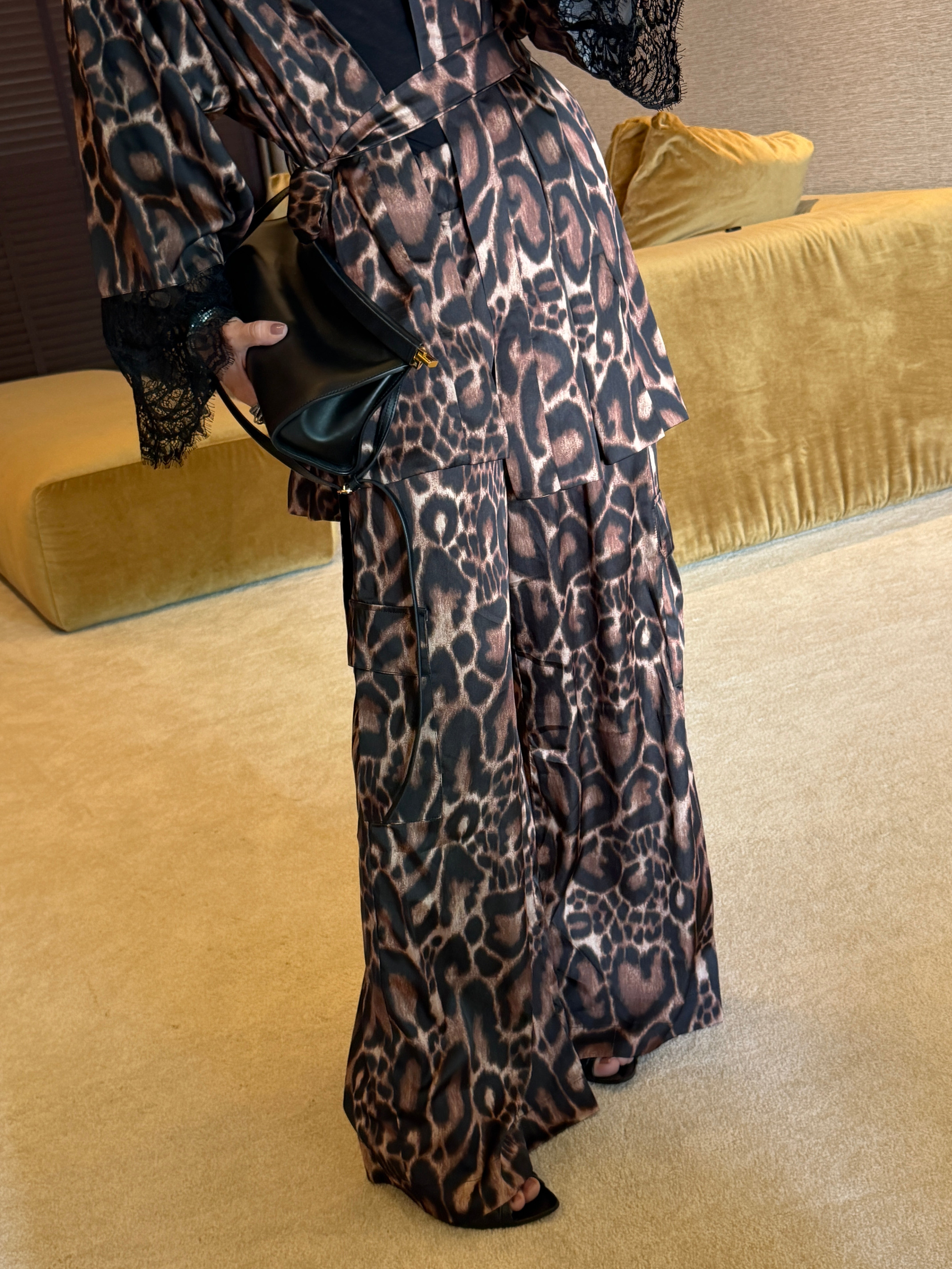 Conjunto Calça e Kimono com Barrado em Renda e Estampa Animal Print