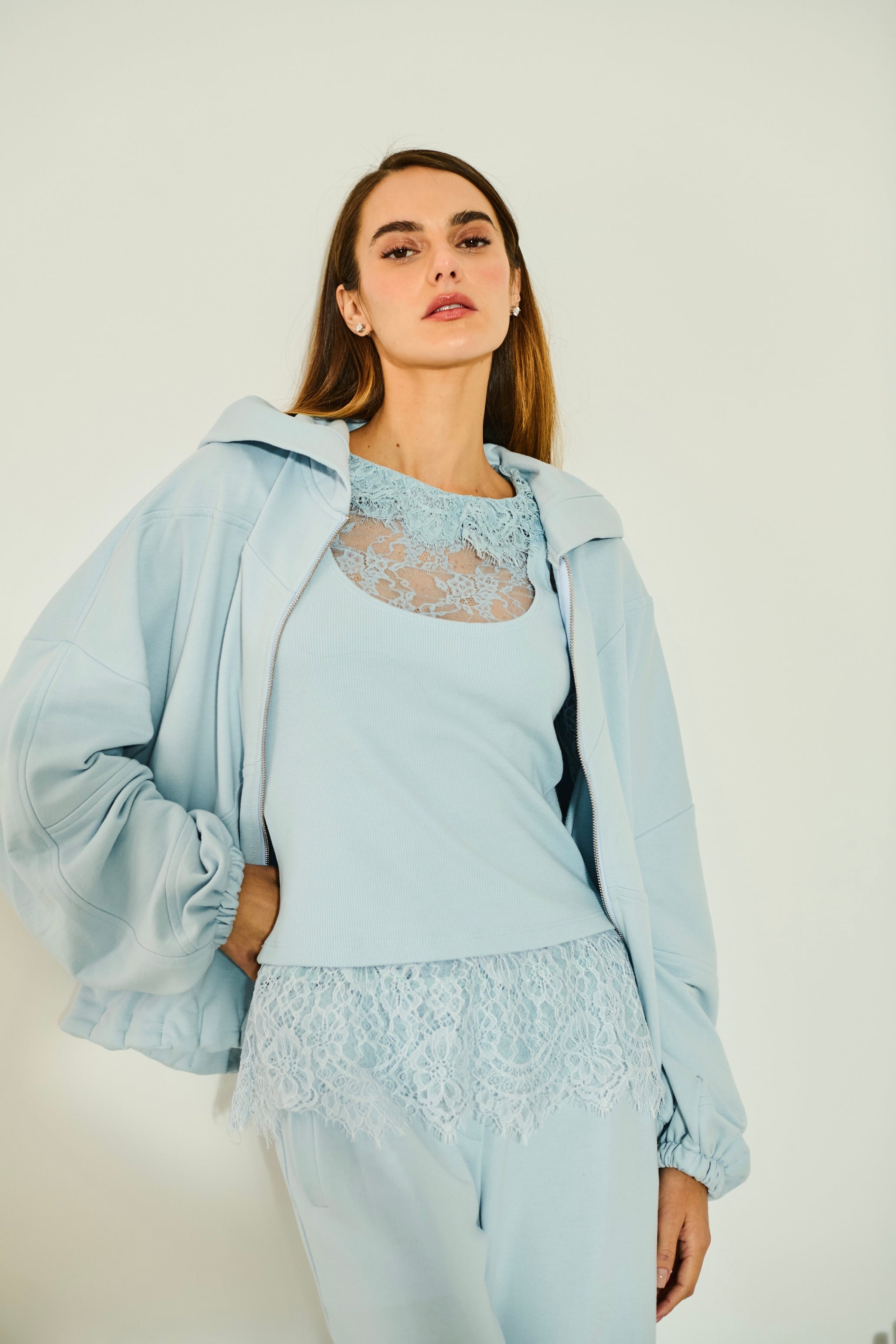 Conjunto Moletom Oversized com Recortes Calça Pantalona