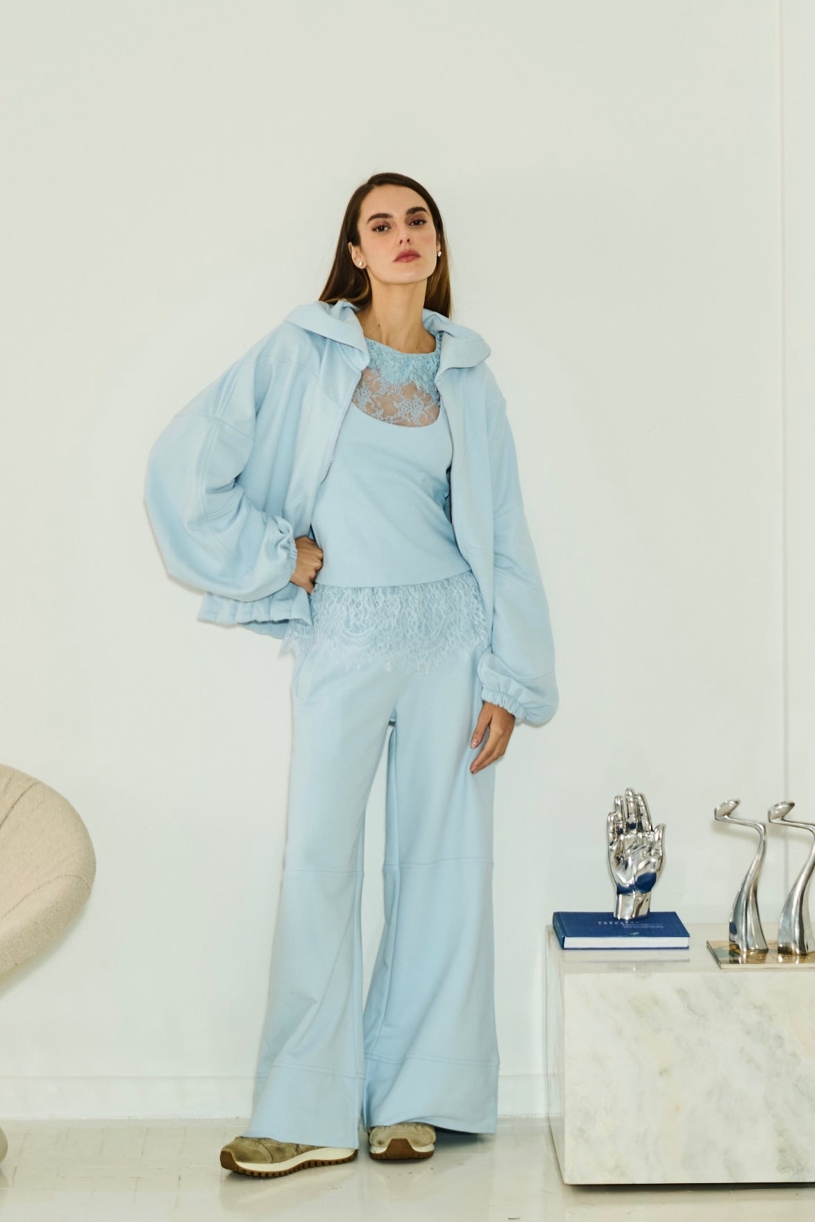 Conjunto Moletom Oversized com Recortes Calça Pantalona